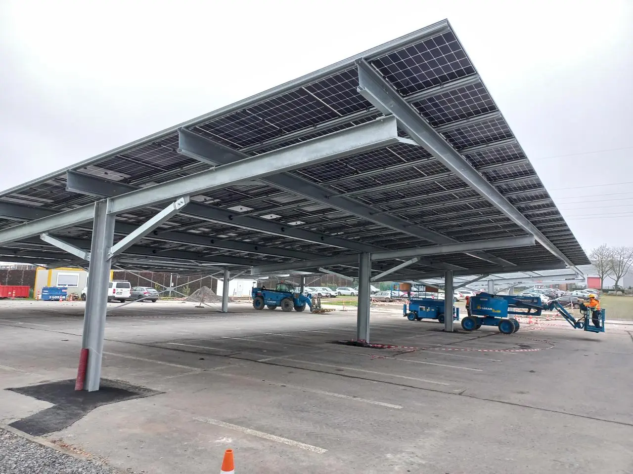 Greenbuddies realizovali solární carport pro Adiwatt v Belgii