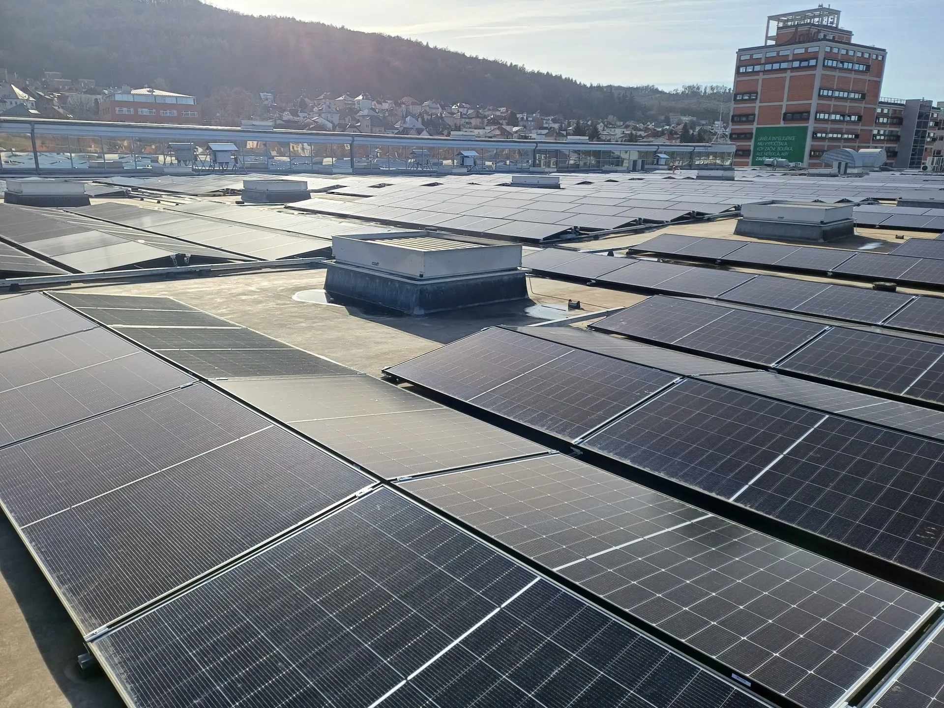 Postavili jsme střešní fotovoltaickou elektrárnu o výkonu 0,8 MWp.