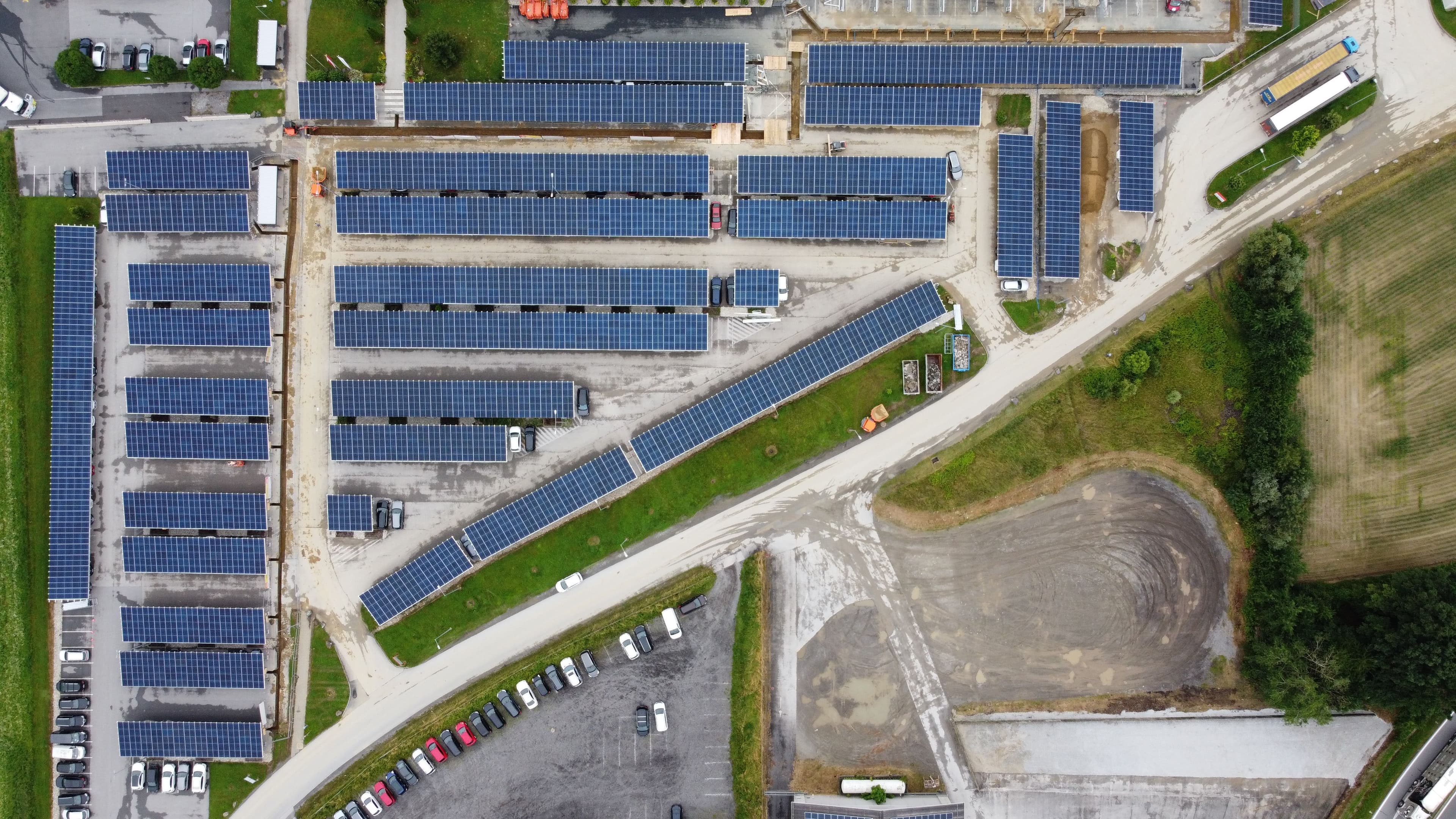 Specializujeme se na PV carporty. Tři největší máme v Rakousku