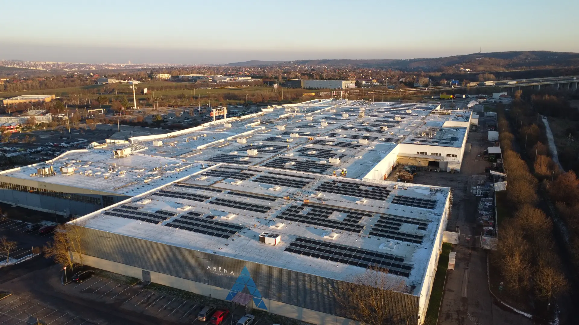 Greenbuddies füllen die Dächer von Budapester Einkaufszentren mit Solarzellen