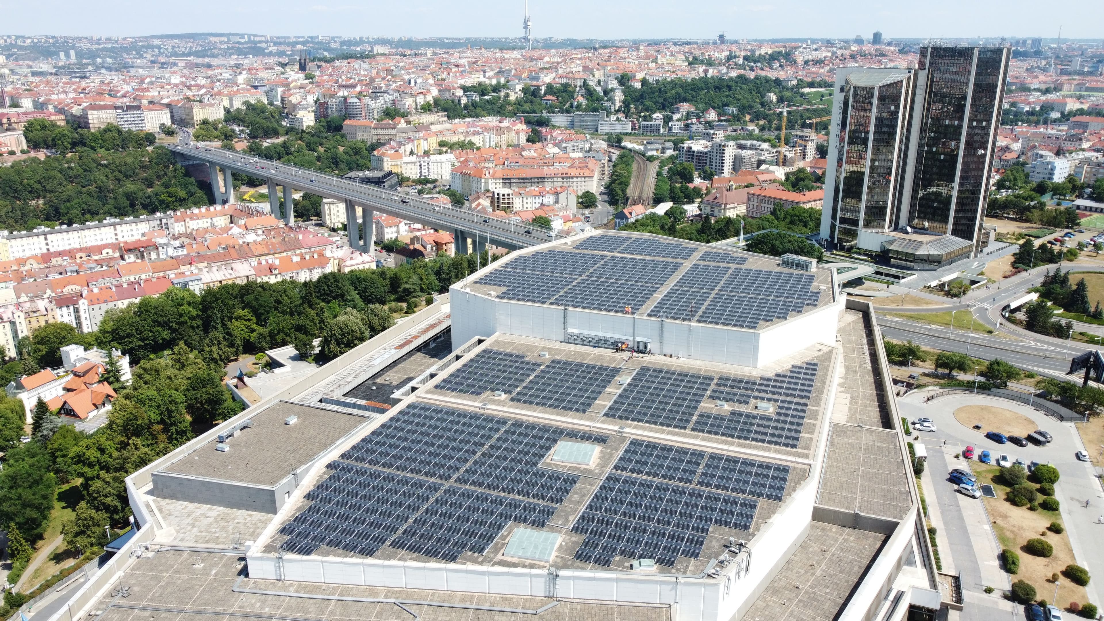 Střešní FVE realizovaná Greenbuddies v Praze na střeše Kongresového centra