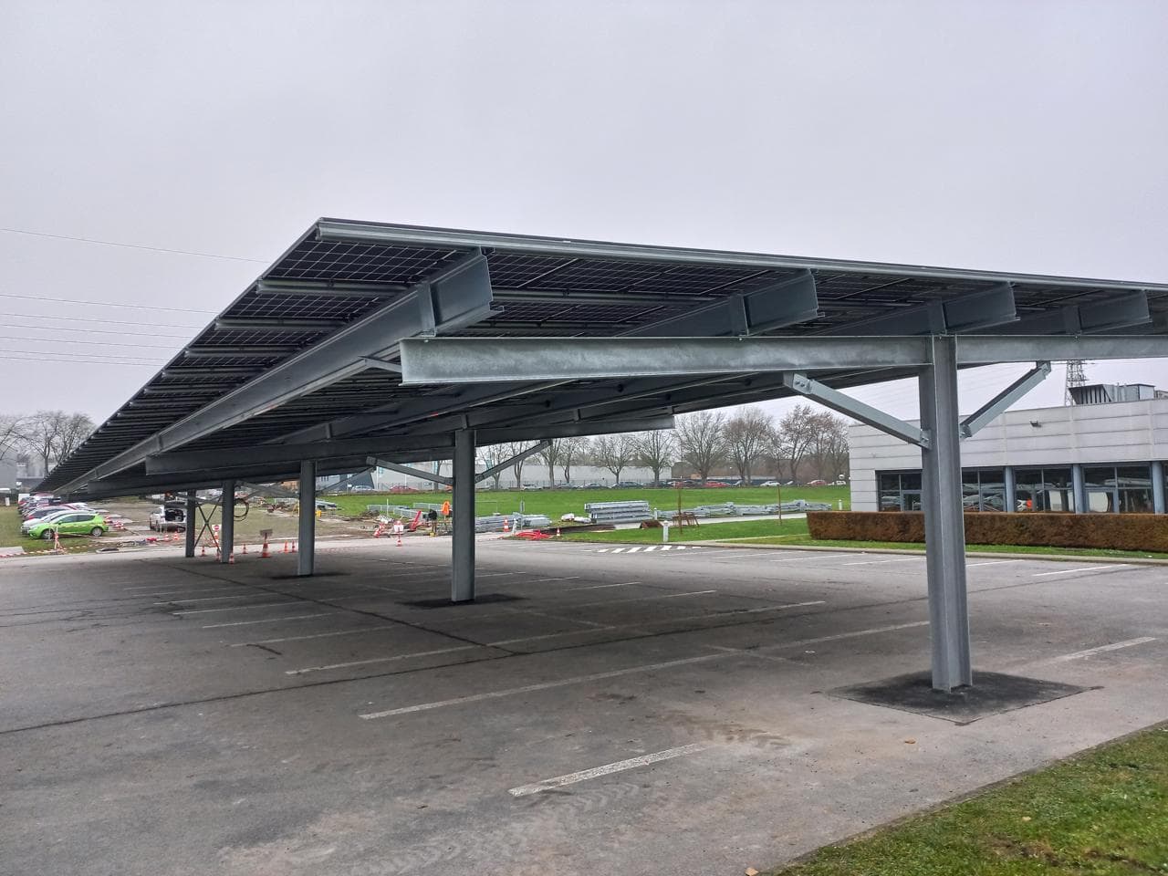 Greenbuddies dokončili 1 MWp solární carport pro Adiwatt v Belgii