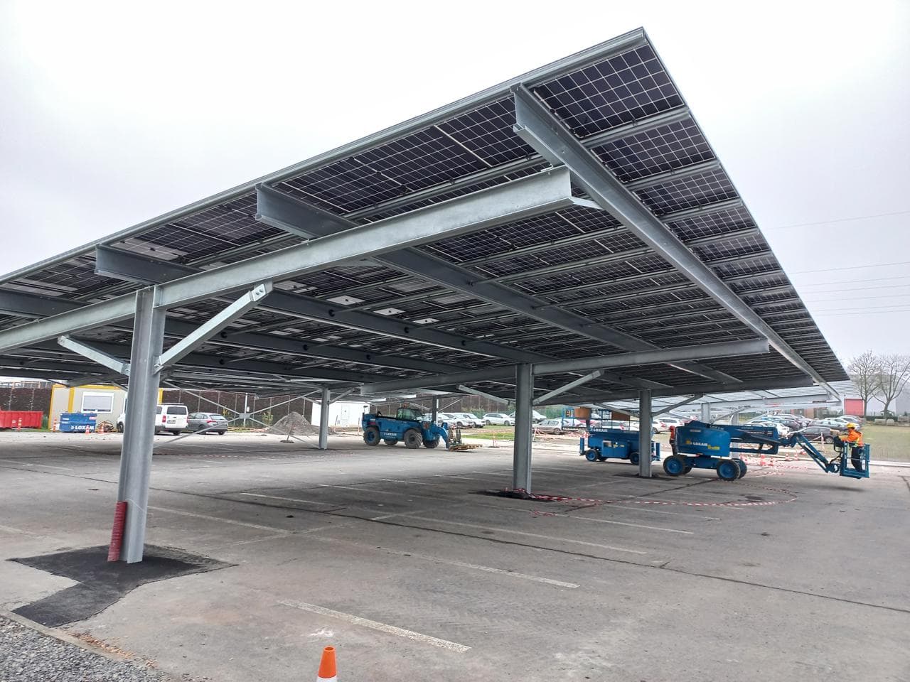 Greenbuddies realizovali solární carport pro Adiwatt v Belgii