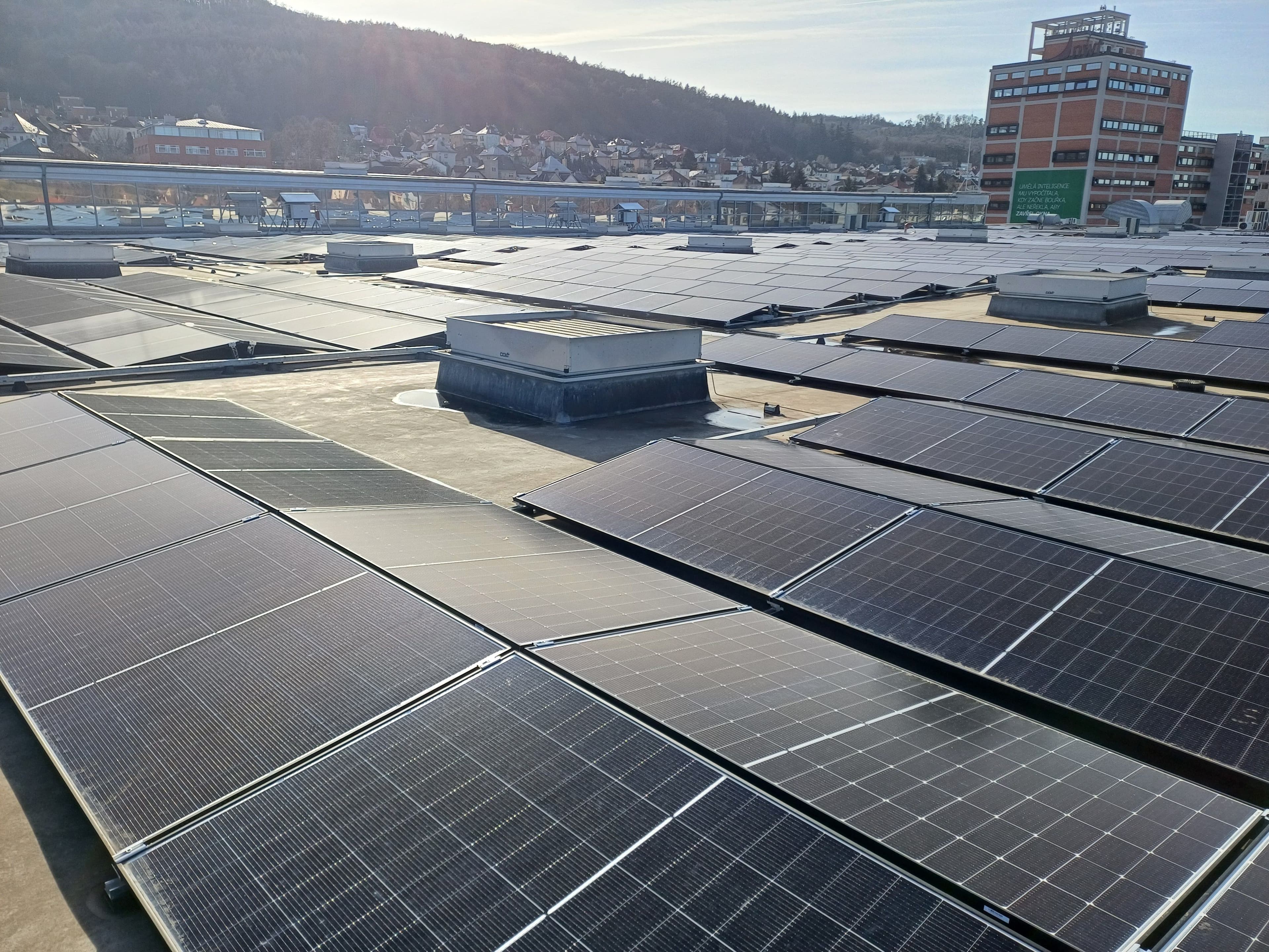 Postavili jsme střešní fotovoltaickou elektrárnu o výkonu 0,8 MWp.