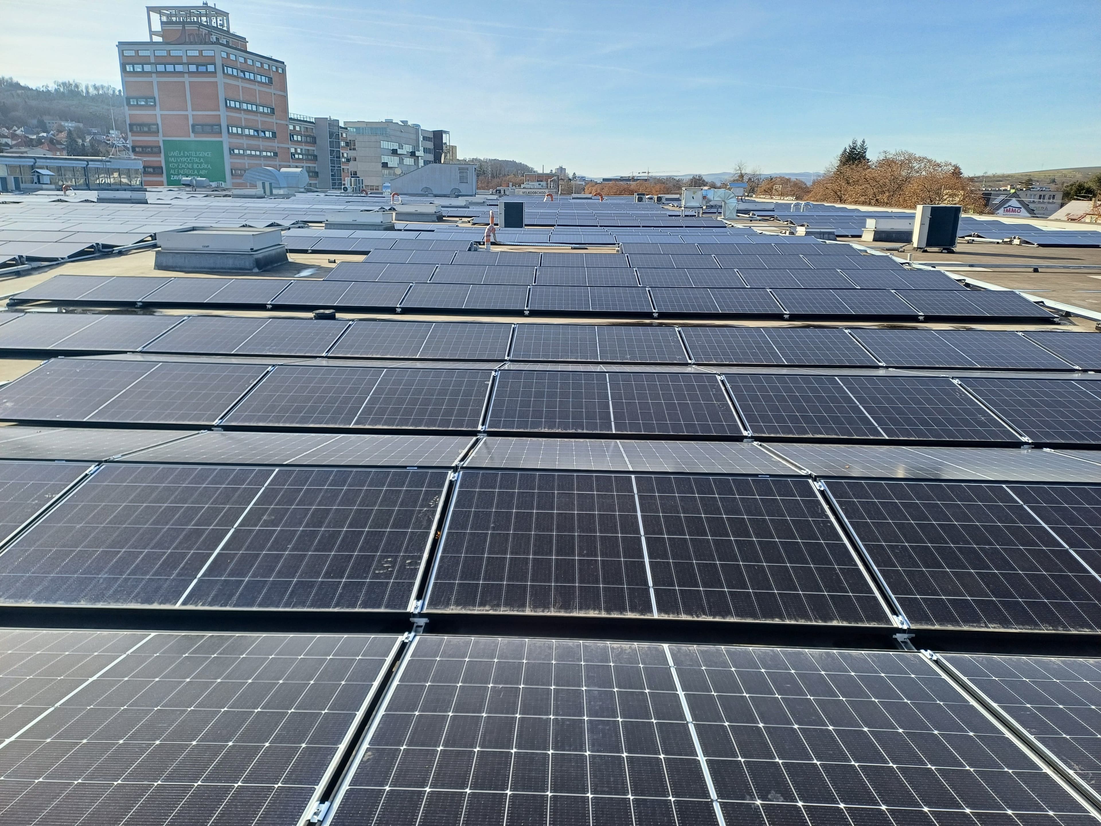 Postavili jsme střešní fotovoltaickou elektrárnu o výkonu 0,8 MWp.