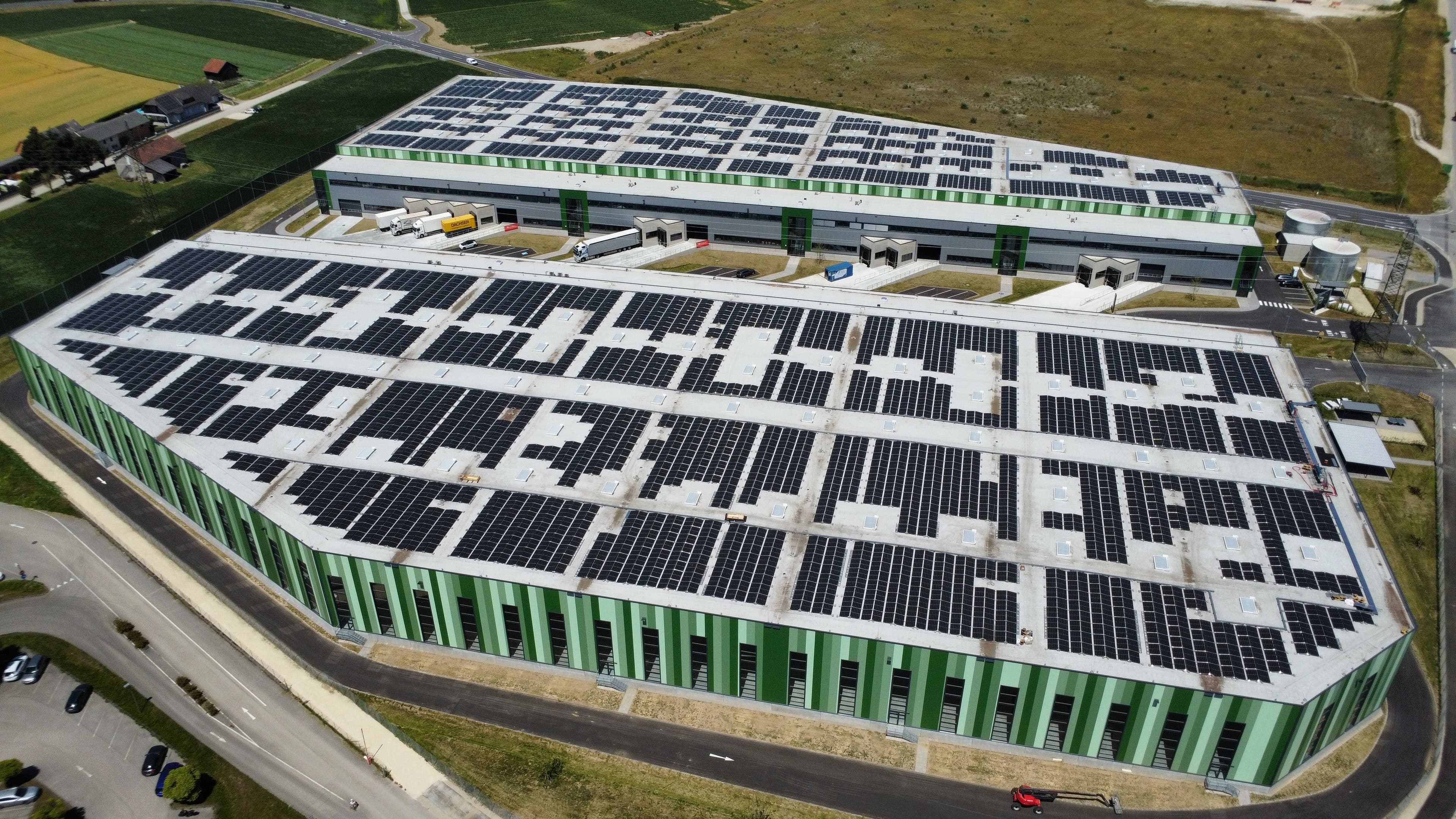 Postavili jsme střešní fotovoltaickou elektrárnu o výkonu 2,9 MWp.