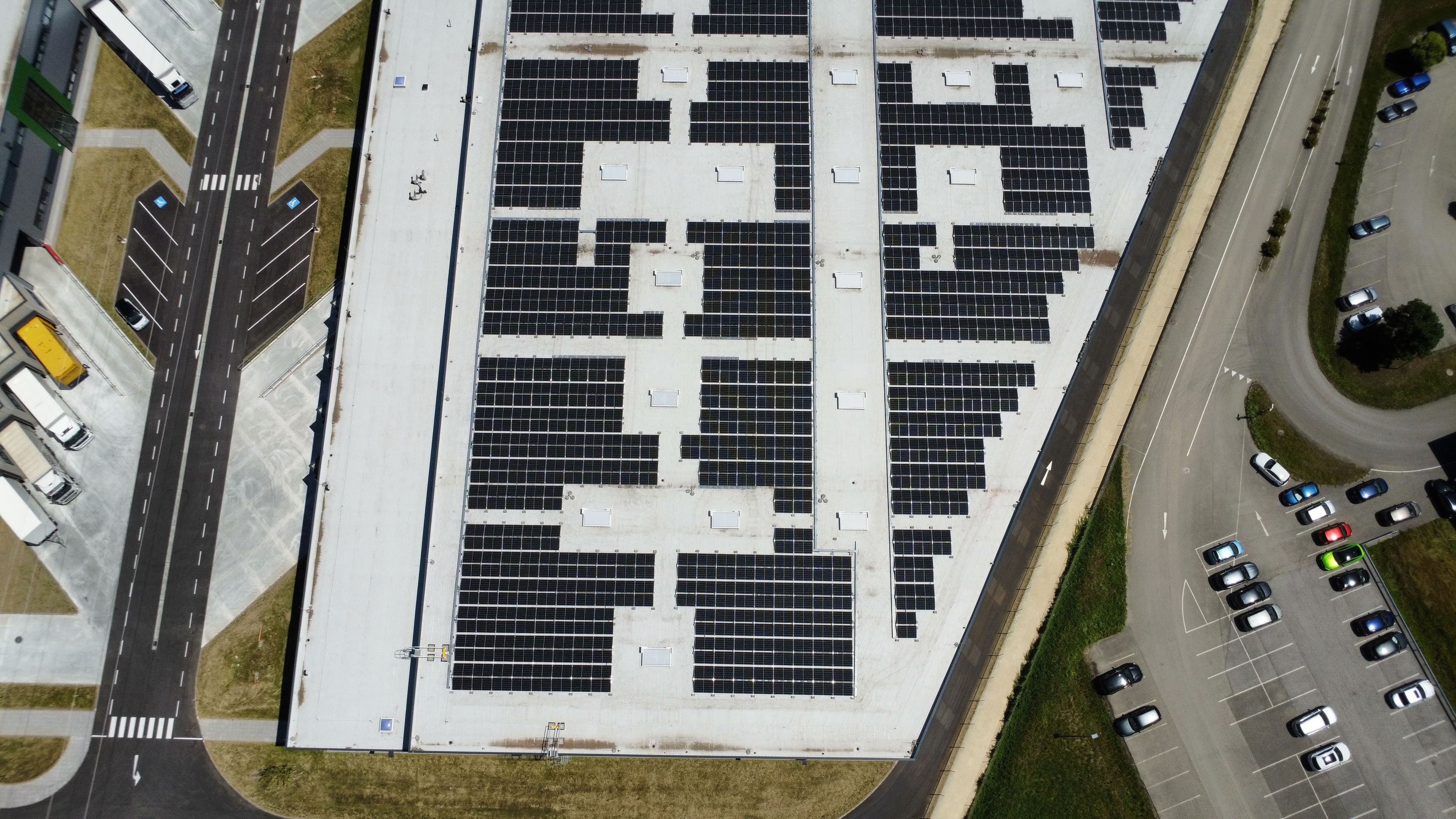 Postavili jsme střešní fotovoltaickou elektrárnu o výkonu 2,9 MWp.