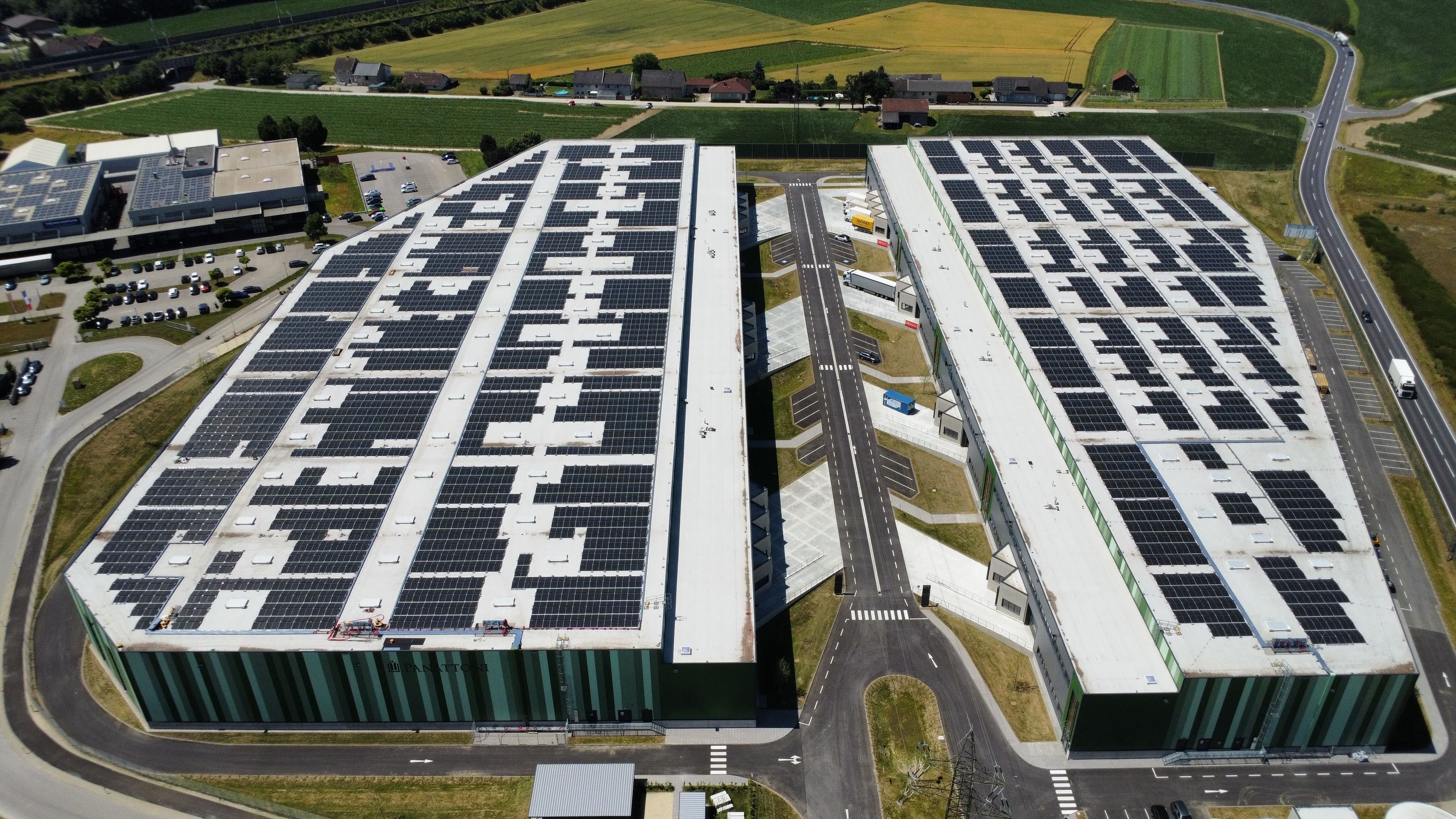 Postavili jsme střešní fotovoltaickou elektrárnu o výkonu 2,9 MWp.