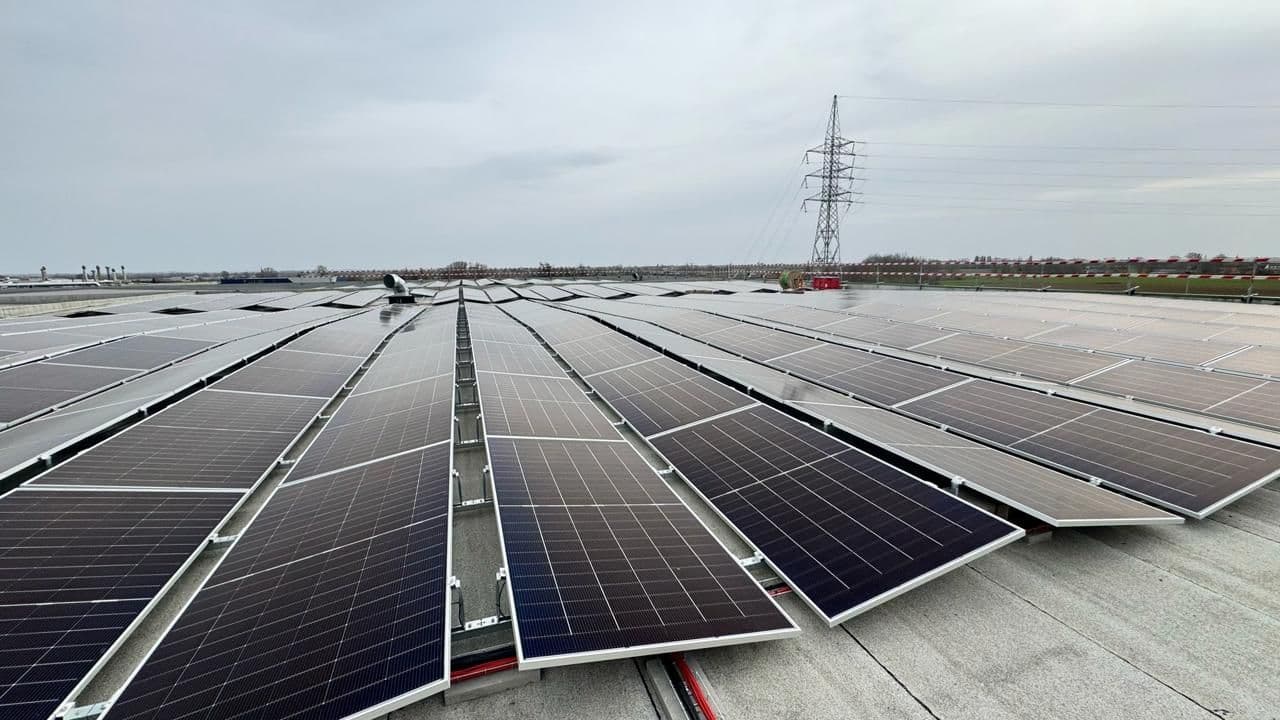 Postavili jsme střešní fotovoltaickou elektrárnu o výkonu 0,47 MWp.