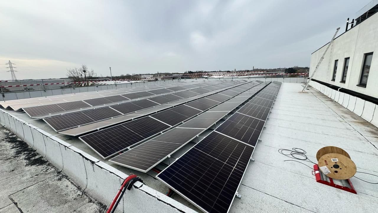 Postavili jsme střešní fotovoltaickou elektrárnu o výkonu 0,47 MWp.
