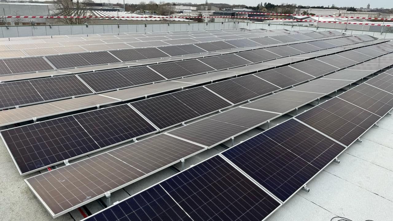 Postavili jsme střešní fotovoltaickou elektrárnu o výkonu 0,47 MWp.