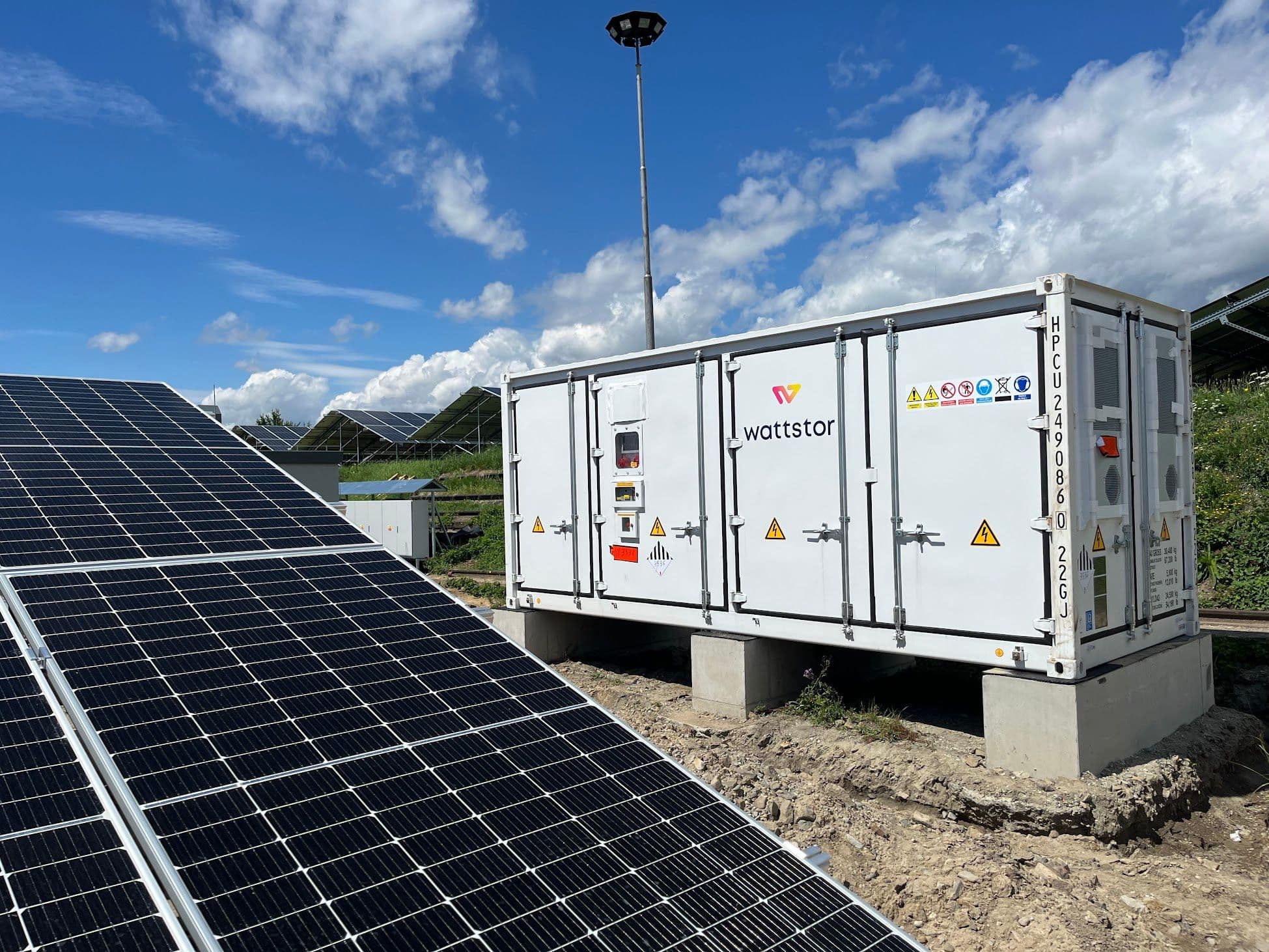 Samostatně stojící bateriové úložiště k FVE pro firmy snižuje náklady ukládáním levné energie nebo přebytků z FVE