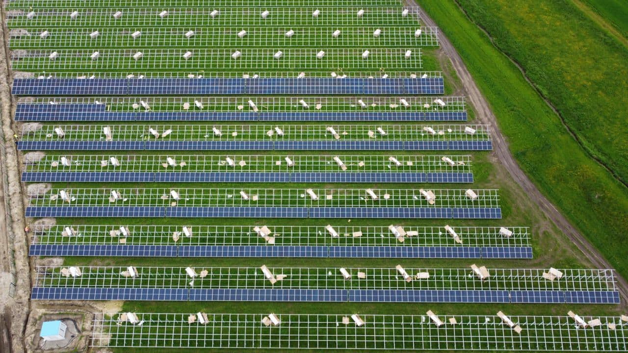 Pohled na rostoucí trend pozemních fotovoltaických projektů v ČR