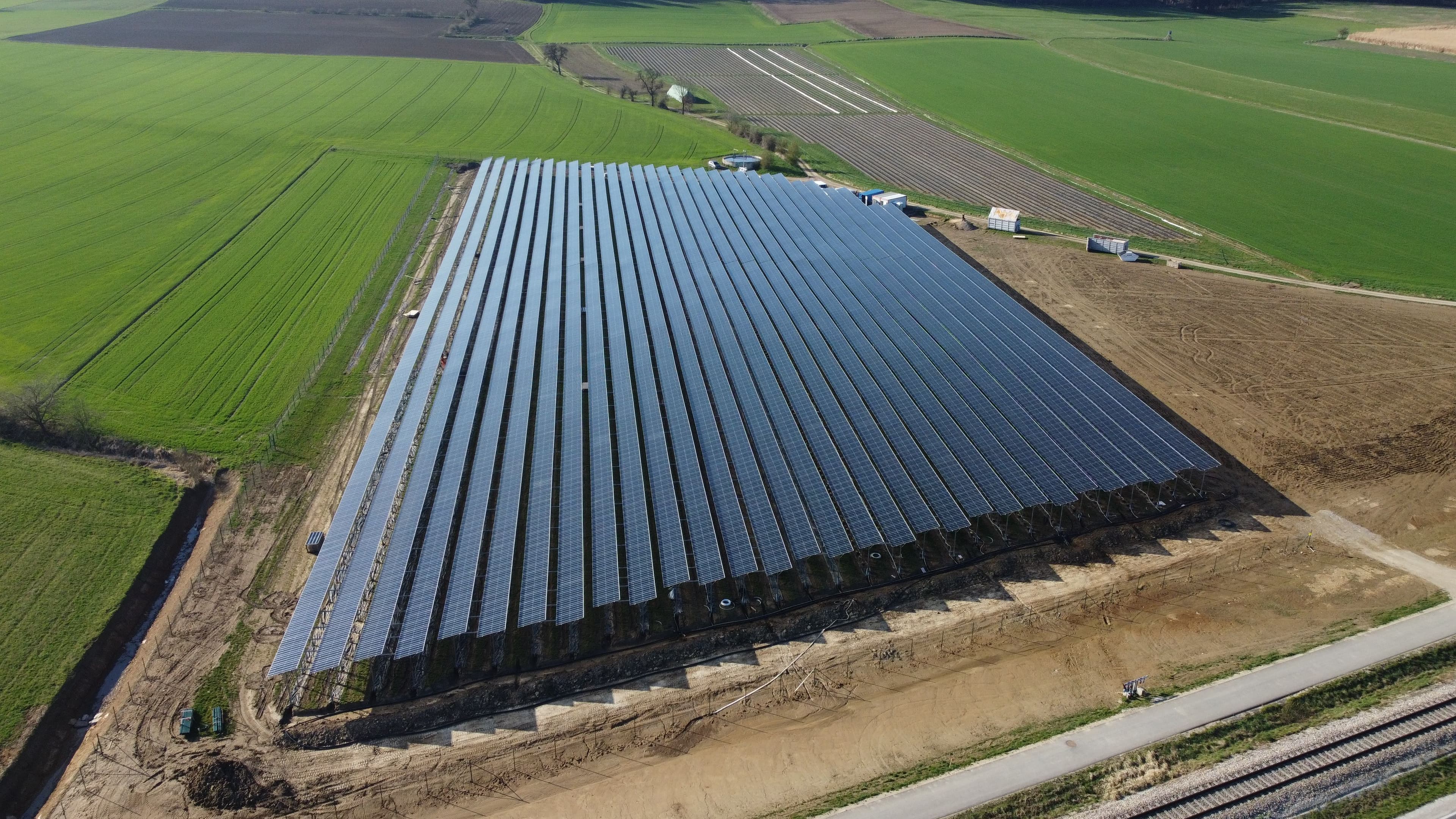 Postavili jsme pozemní fotovoltaickou elektrárnu o výkonu 1,8 MWp.