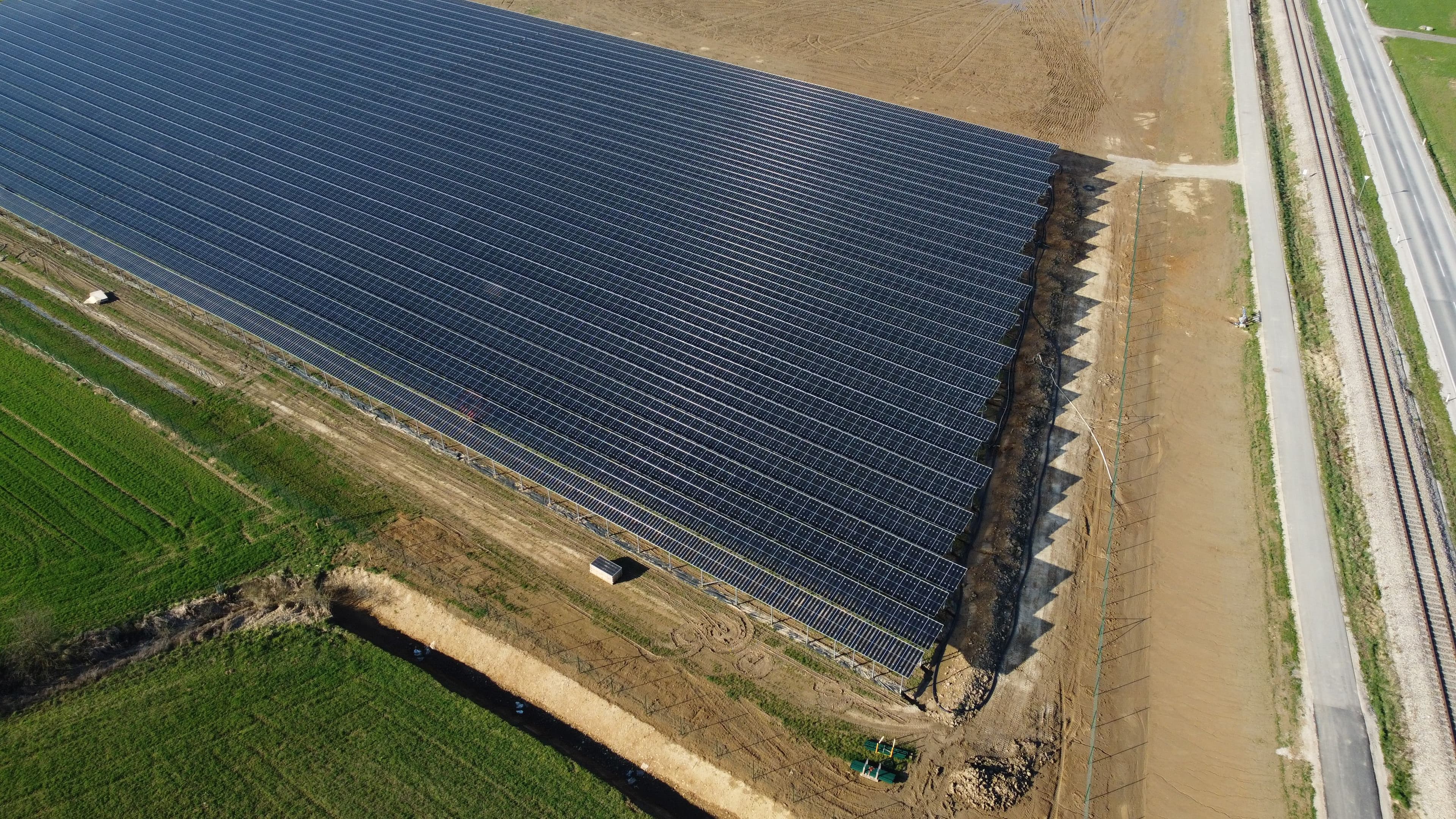 Postavili jsme pozemní fotovoltaickou elektrárnu o výkonu 1,8 MWp.
