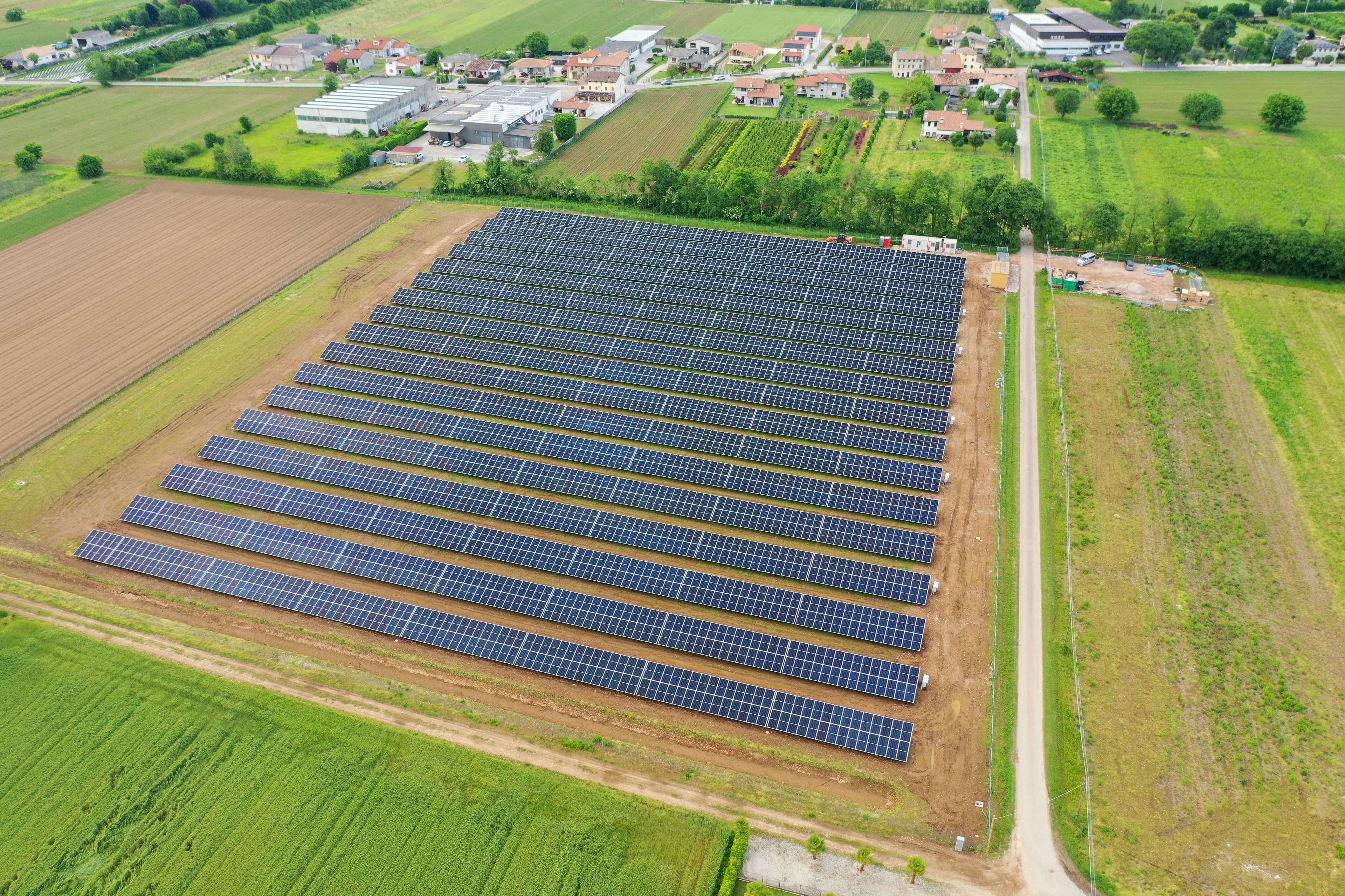 Postavili jsme pozemní fotovoltaickou elektrárnu o výkonu 2,1 MWp.
