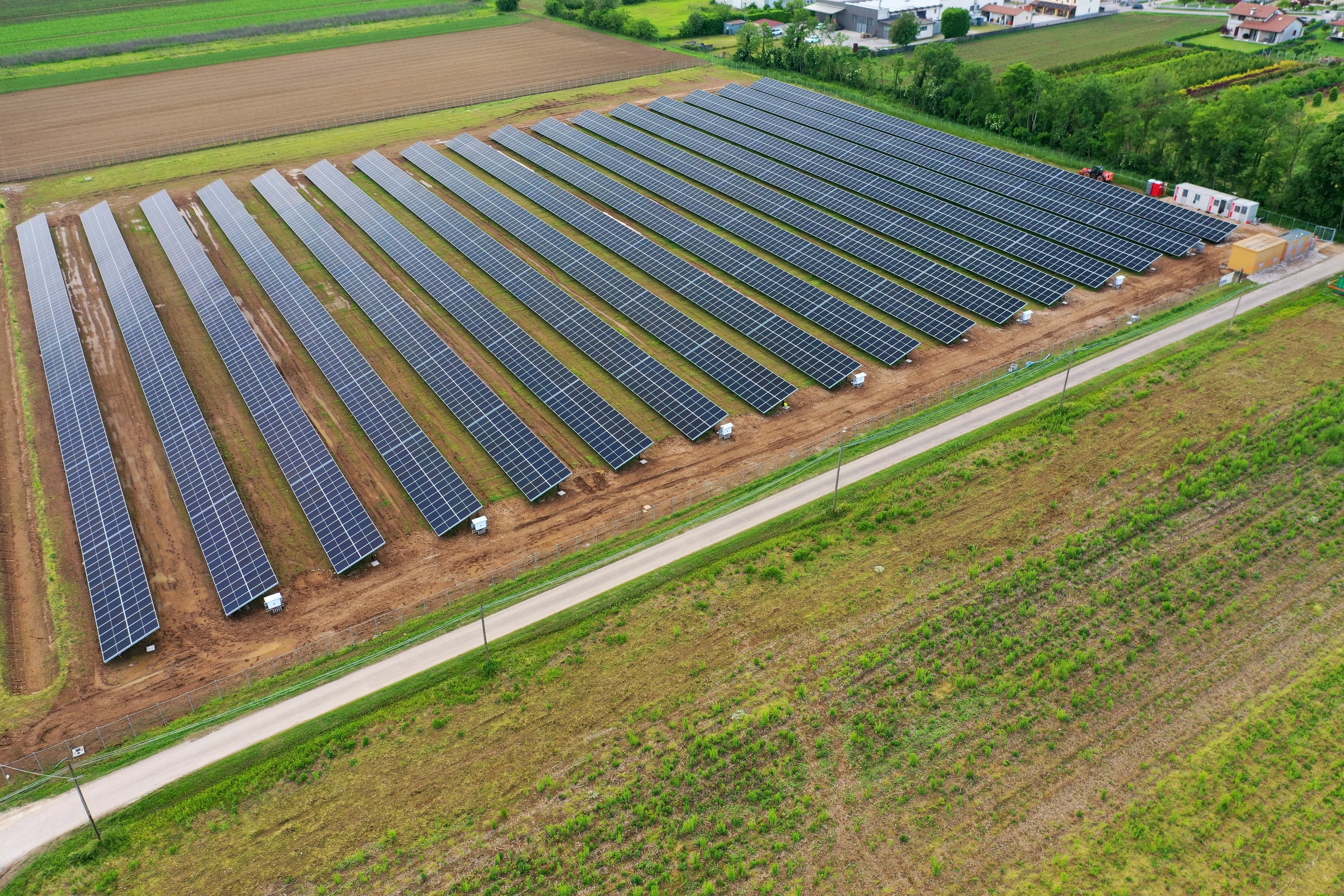 Postavili jsme pozemní fotovoltaickou elektrárnu o výkonu 2,1 MWp.