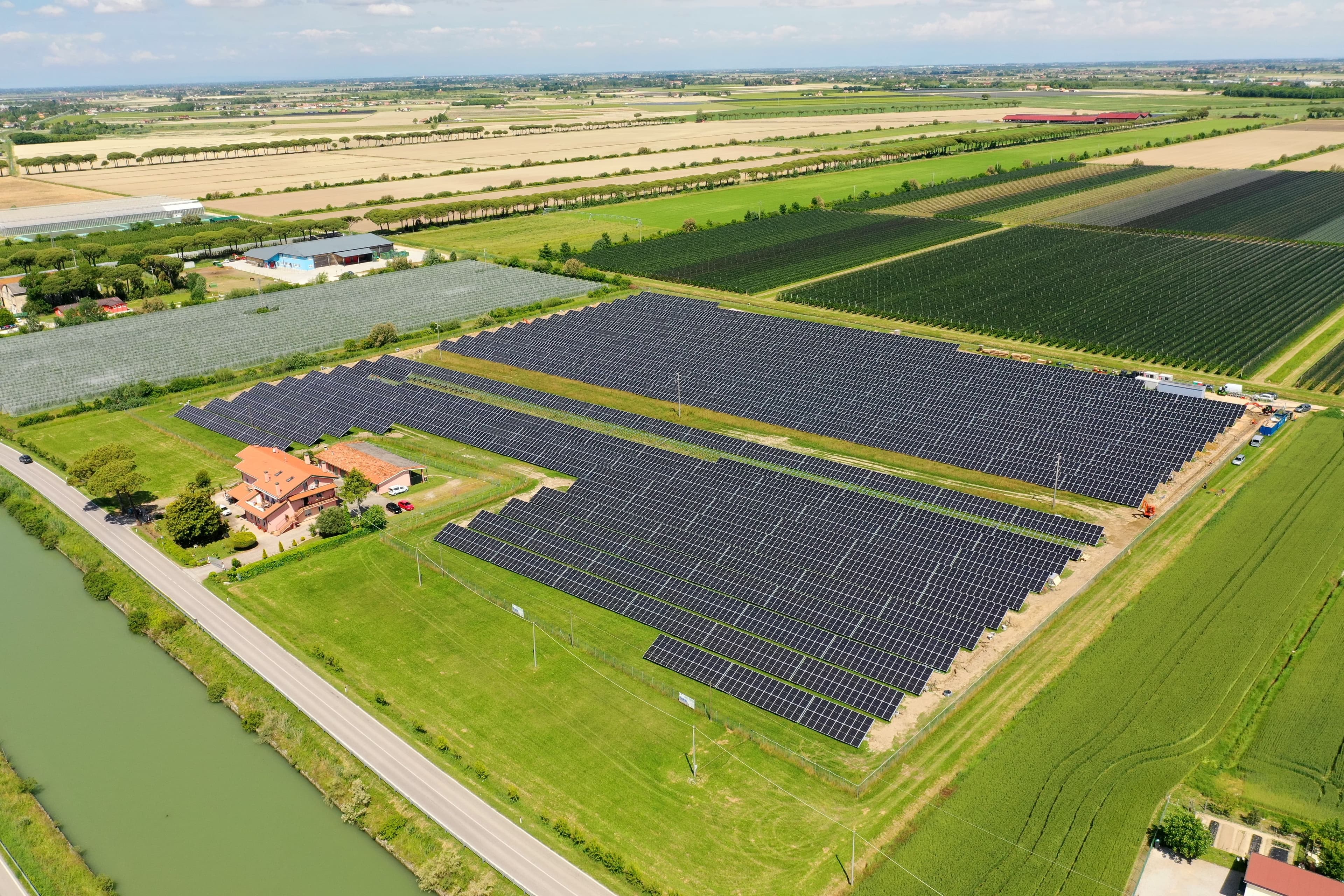 Postavili jsme pozemní fotovoltaickou elektrárnu o výkonu 4,66 MWp.