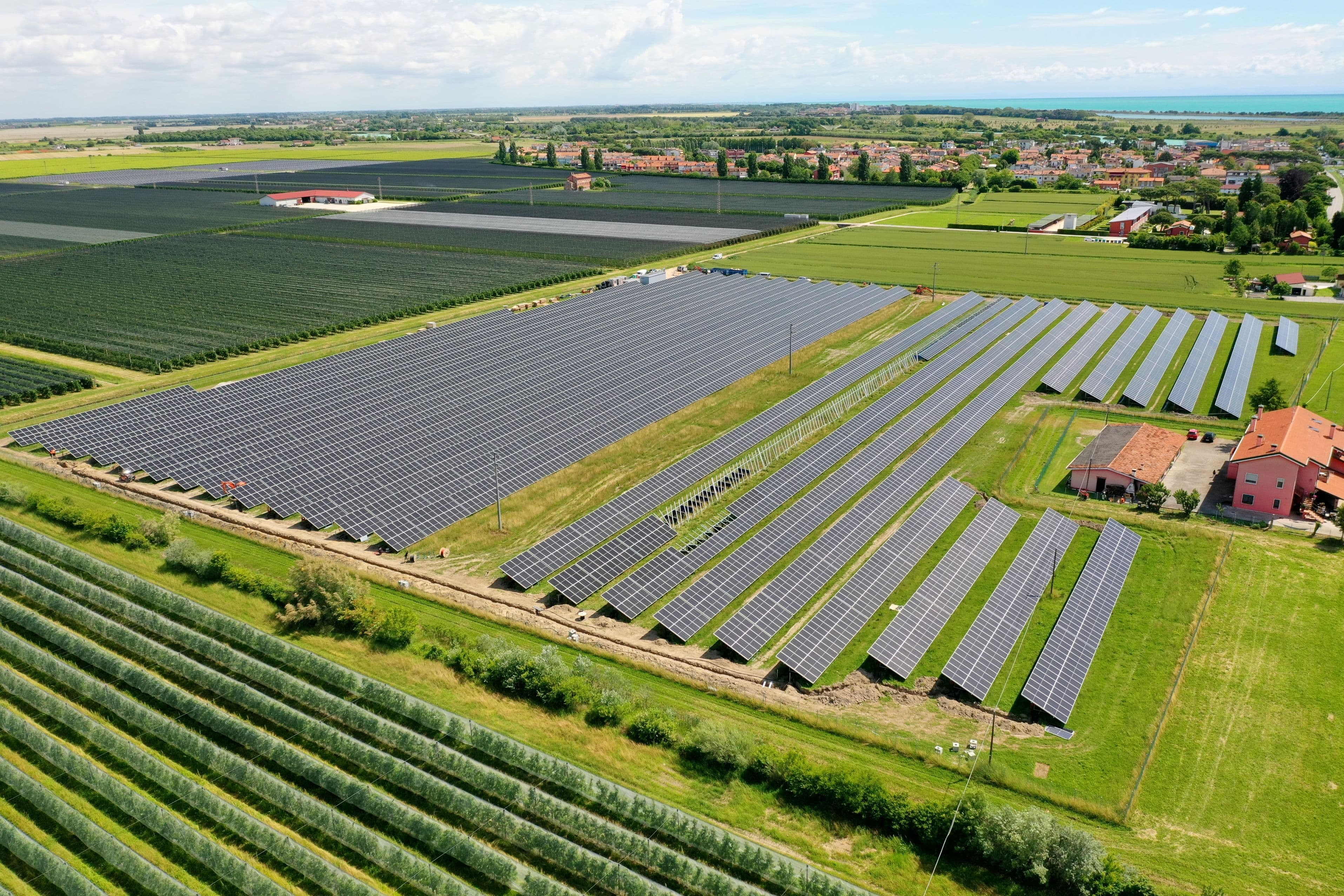 Postavili jsme pozemní fotovoltaickou elektrárnu o výkonu 4,66 MWp.
