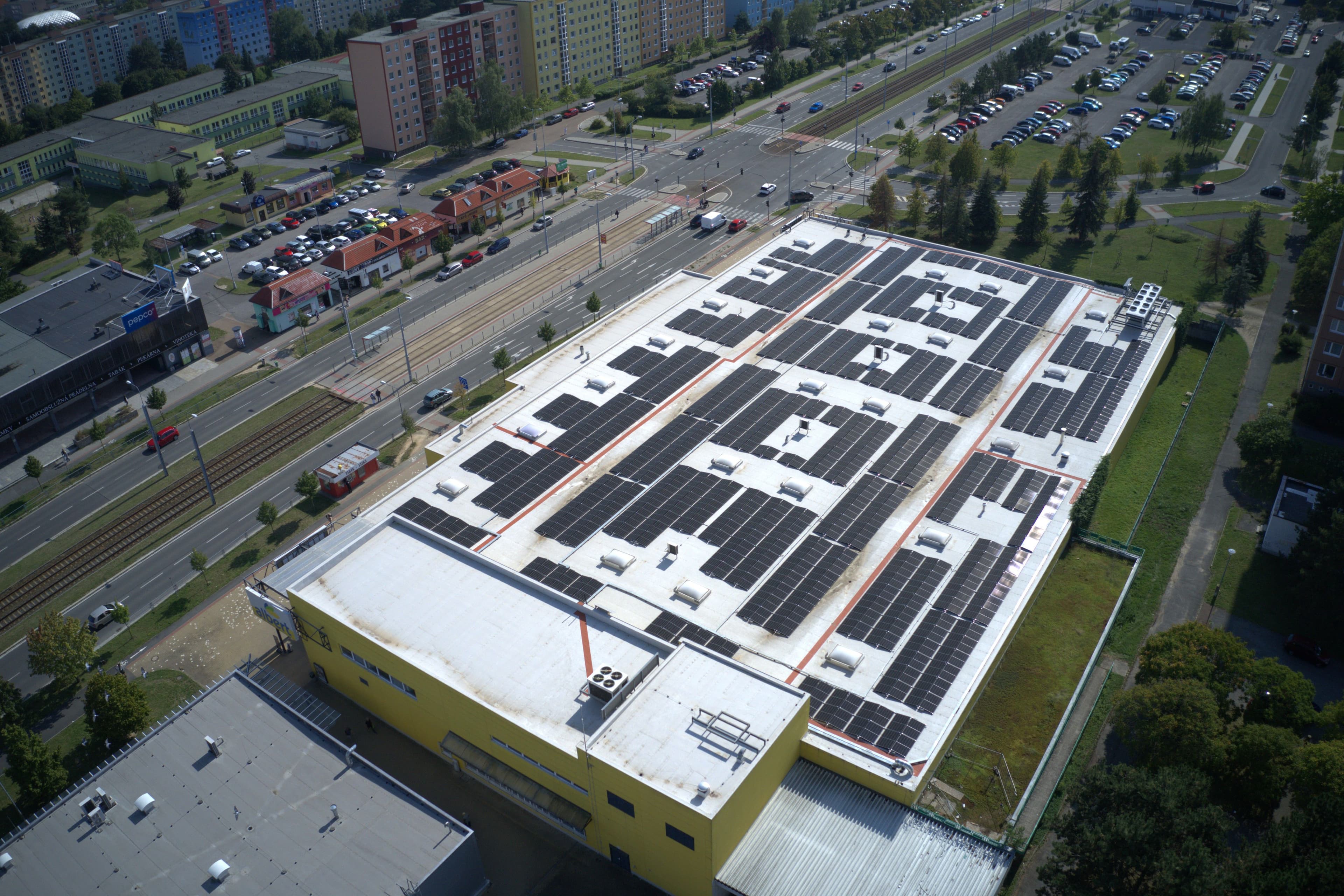 Luftaufnahme eines abgeschlossenen Photovoltaikprojekts von Greenbuddies – erfolgreiche Umsetzung für industrielle Anwendung in der EU