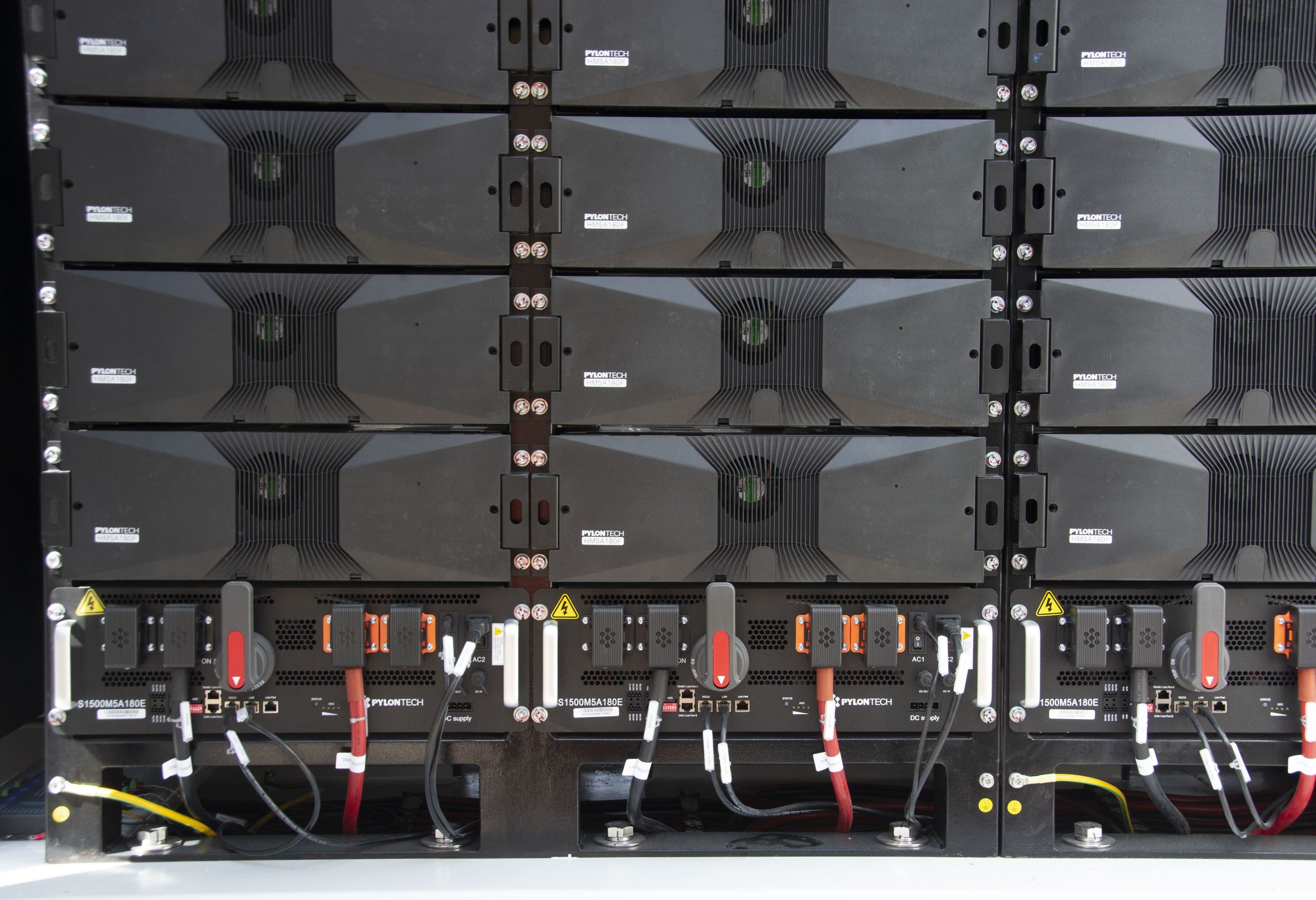 Kolik velkokapacitních baterií Česko opravdu potřebuje?