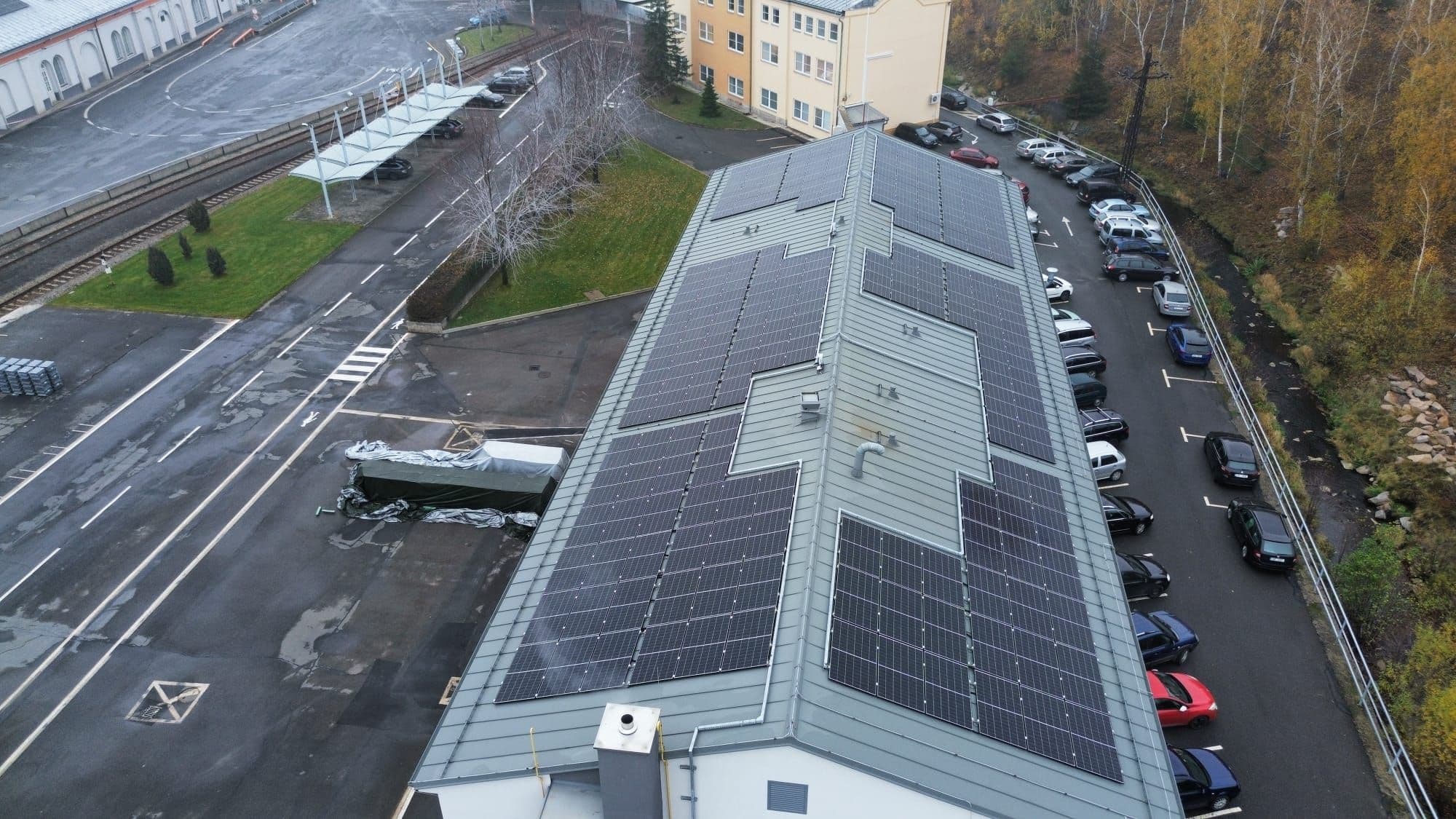 Postavili jsme střešní fotovoltaickou elektrárnu o výkonu 0,73 MWp.