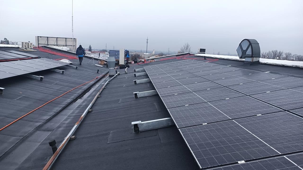 Postavili jsme střešní fotovoltaickou elektrárnu o výkonu 0,4 MWp.