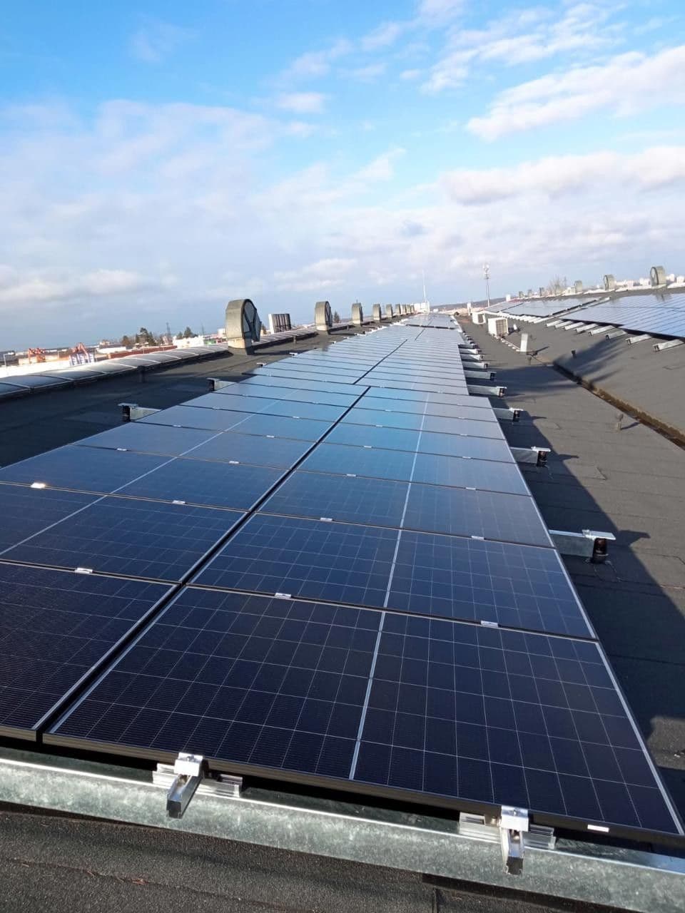 Postavili jsme střešní fotovoltaickou elektrárnu o výkonu 0,4 MWp.
