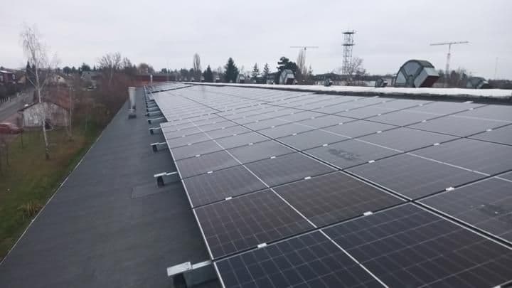 Postavili jsme střešní fotovoltaickou elektrárnu o výkonu 0,4 MWp.