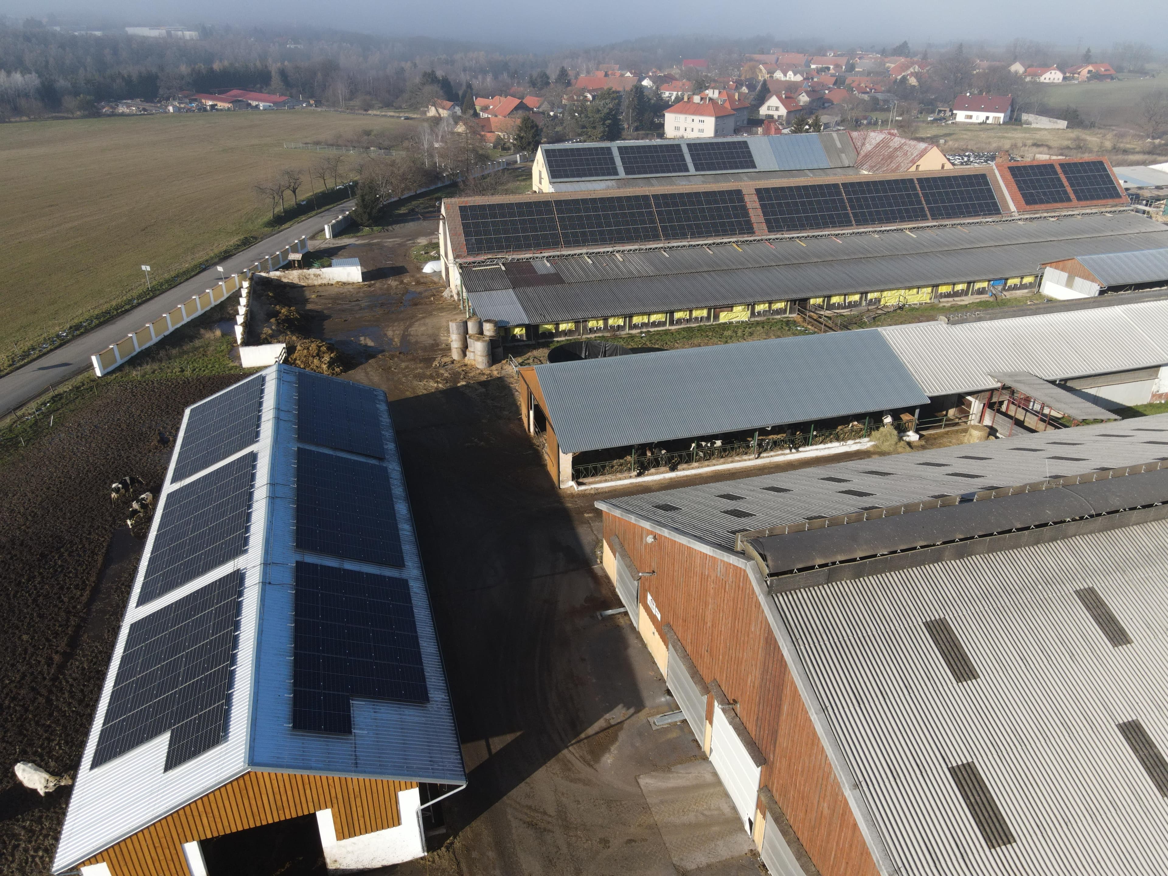 Postavili jsme střešní fotovoltaickou elektrárnu o výkonu 0,25 MWp.