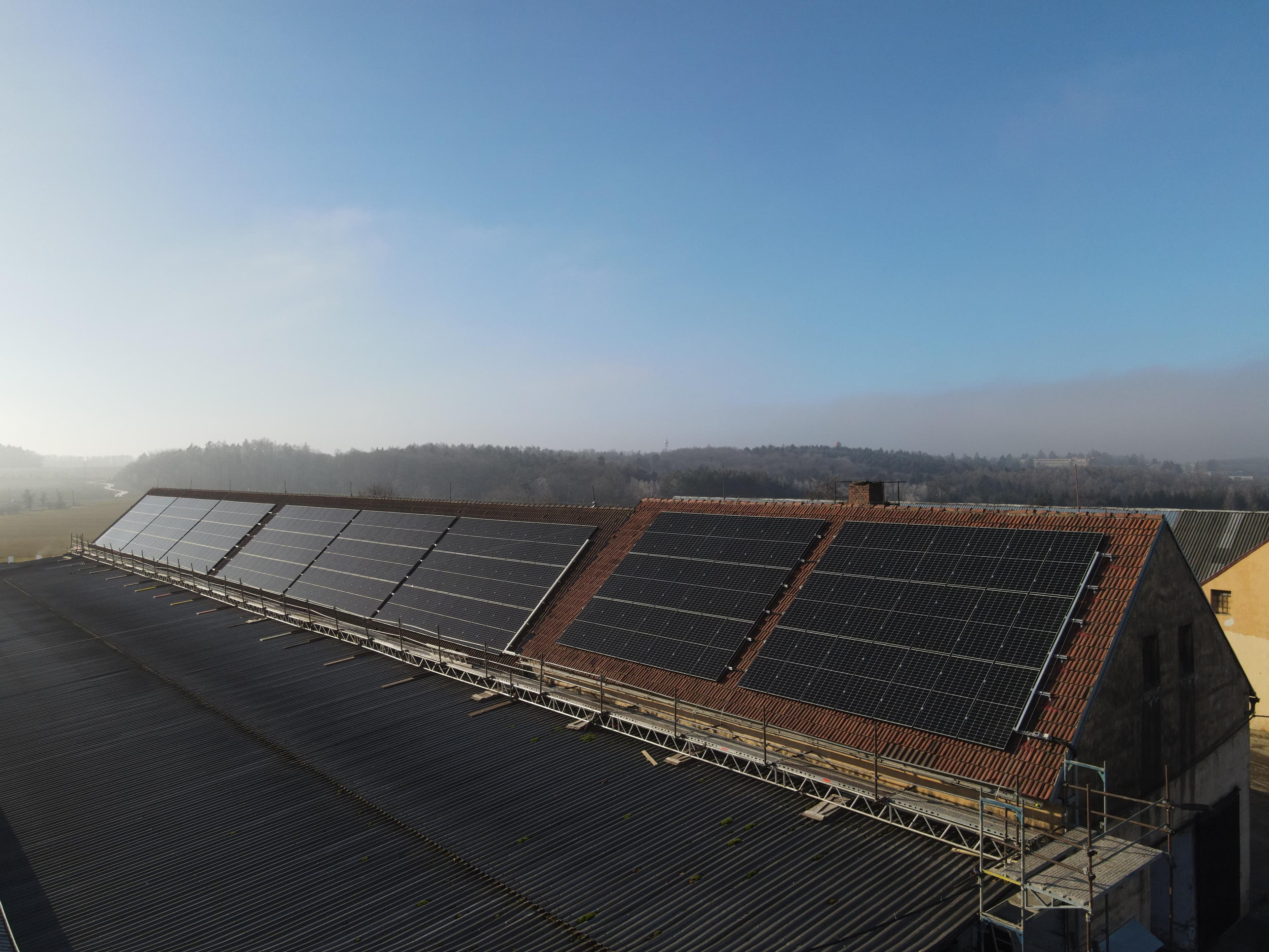 Postavili jsme střešní fotovoltaickou elektrárnu o výkonu 0,25 MWp.