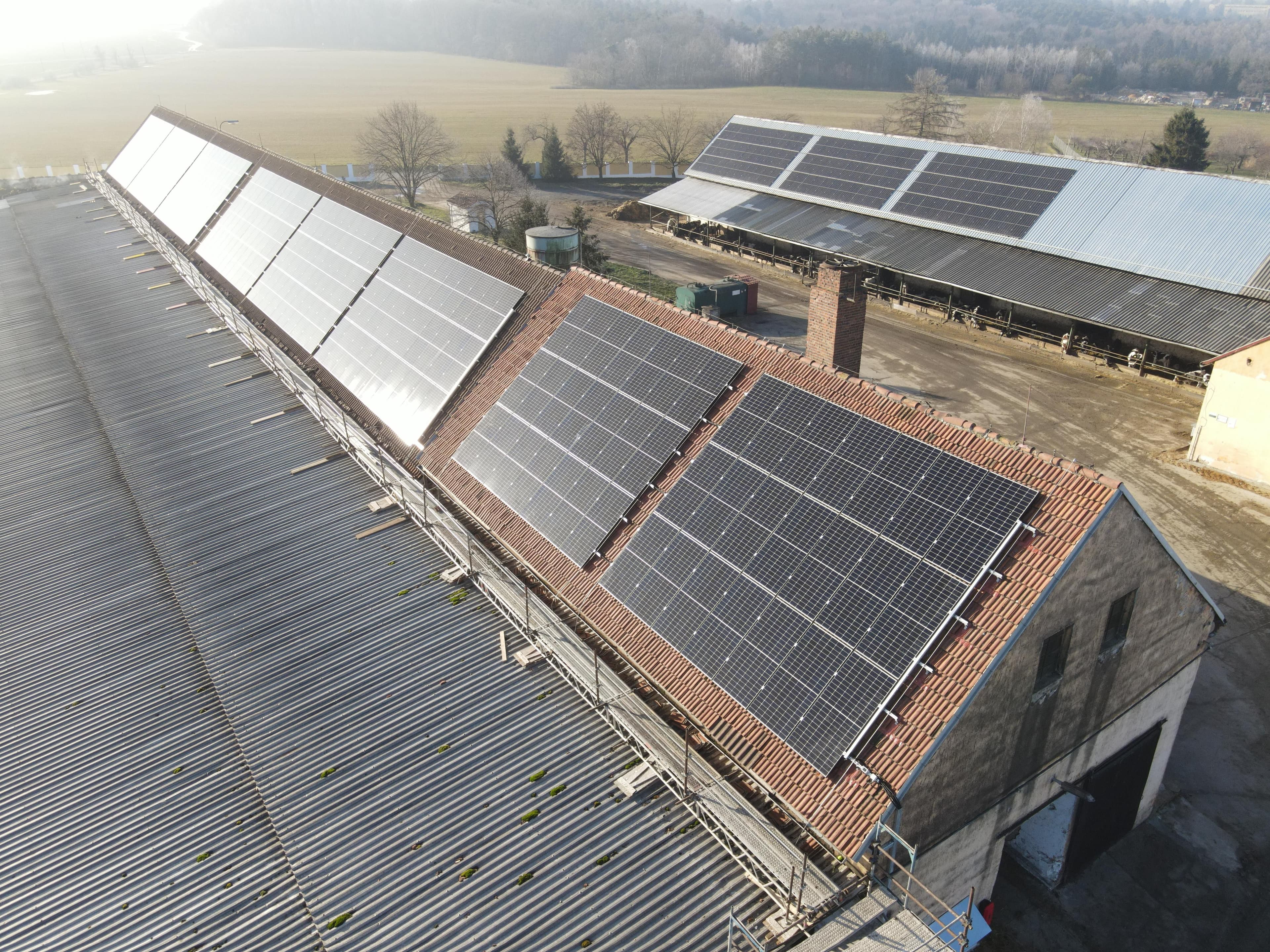 Postavili jsme střešní fotovoltaickou elektrárnu o výkonu 0,25 MWp.