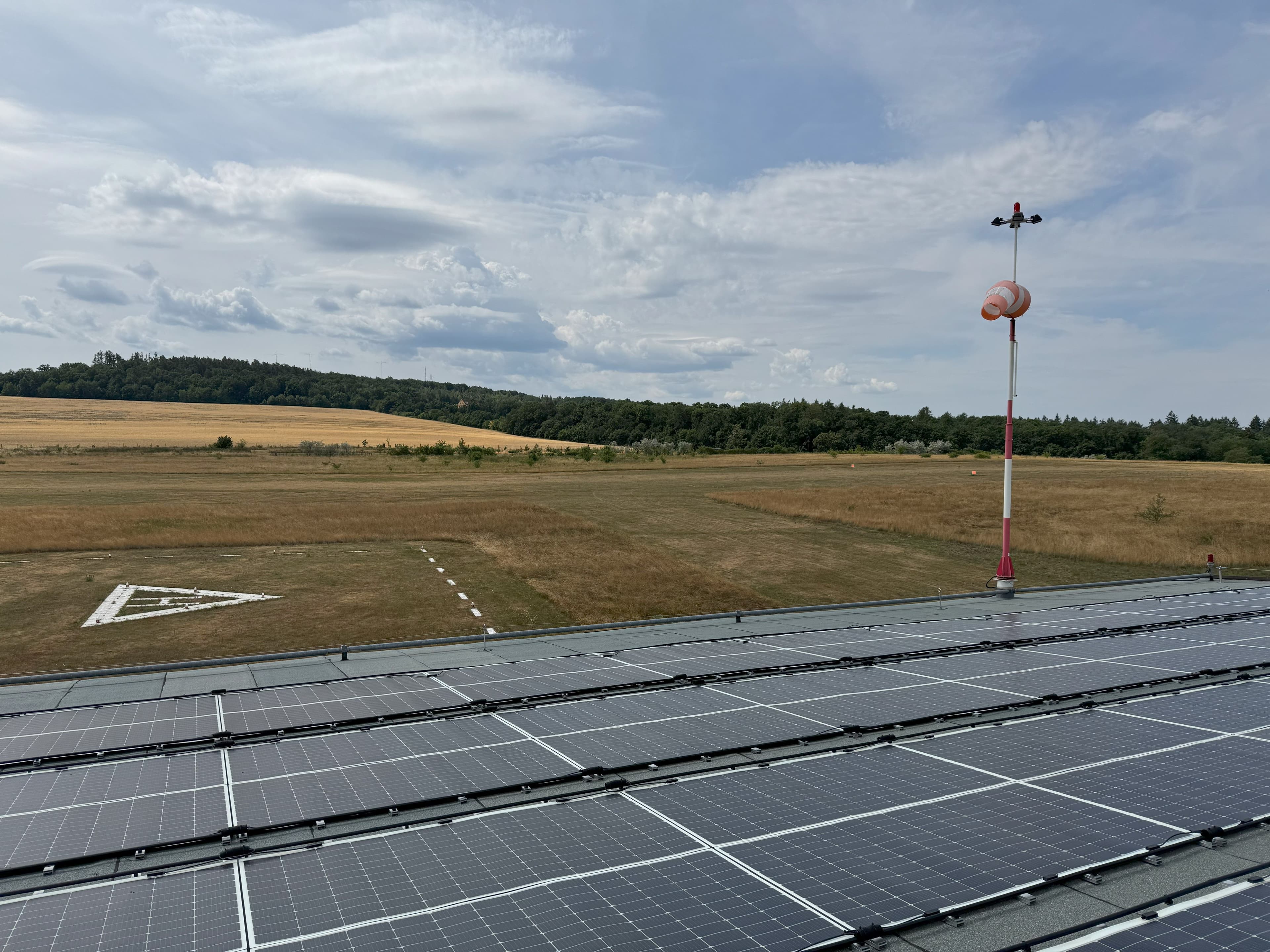Greenbuddies instalují odlehčené panely na střeše Letiště Točná