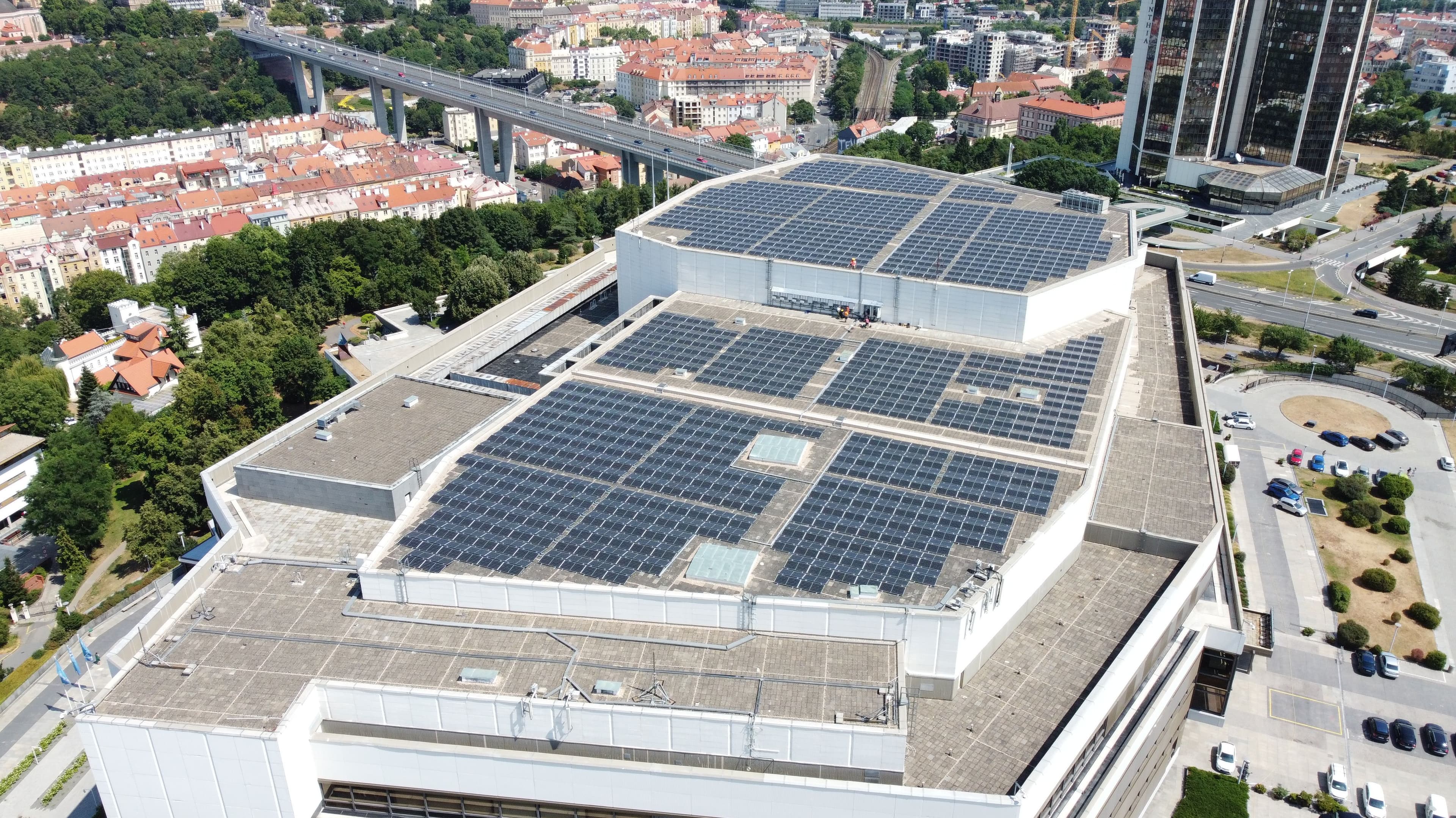 Střešní solární elektrárna realizovaná Greenbuddies v Praze na střeše Kongresového centra