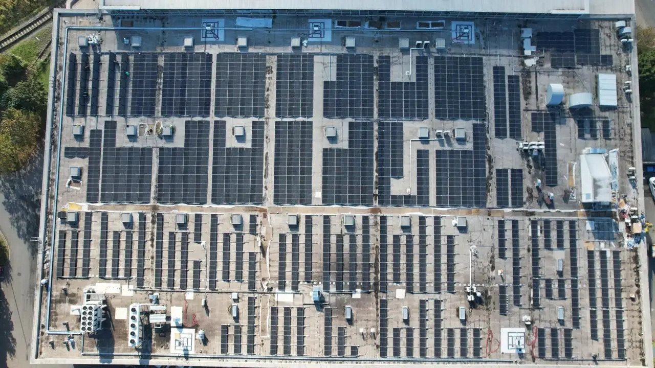 Postavili jsme střešní fotovoltaickou elektrárnu o výkonu 0,8 MWp.