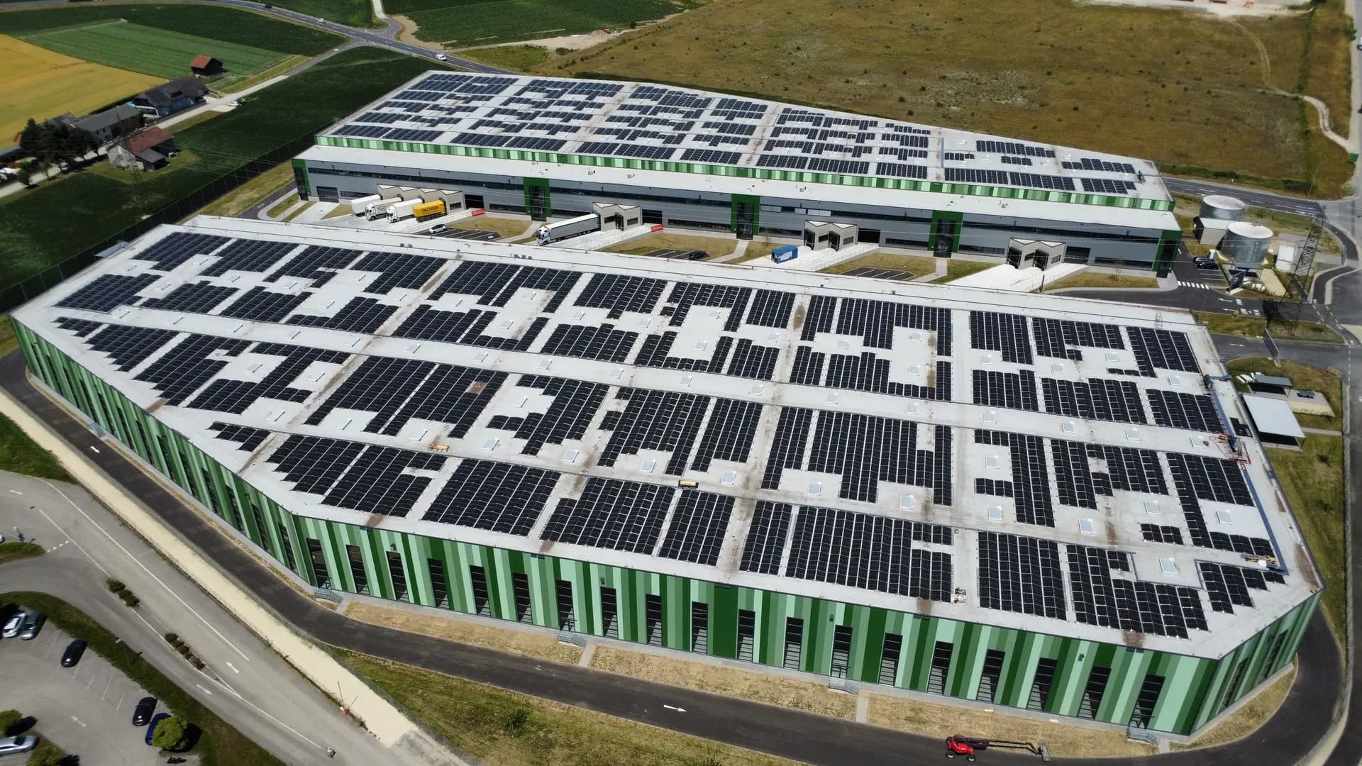 Postavili jsme střešní fotovoltaickou elektrárnu o výkonu 2,9 MWp.