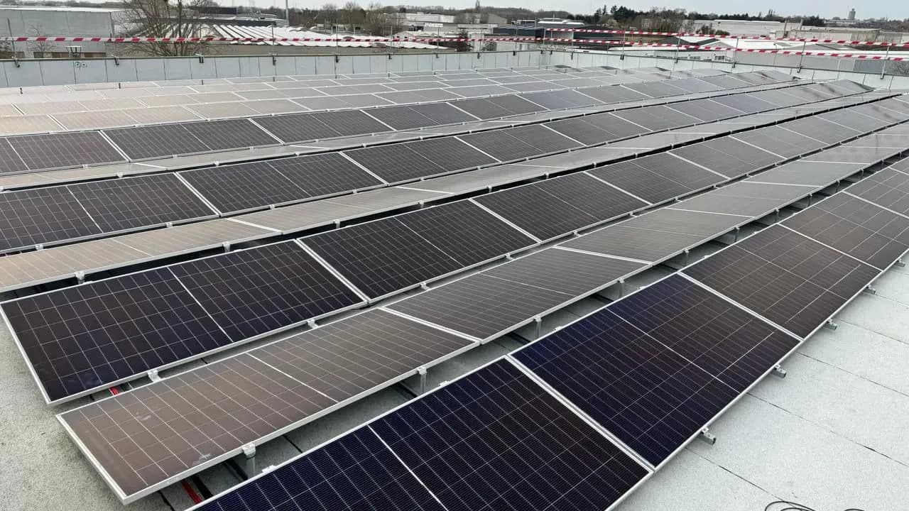 Postavili jsme střešní fotovoltaickou elektrárnu o výkonu 0,47 MWp.