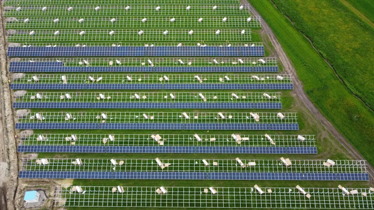 Pohled na rostoucí trend pozemních fotovoltaických projektů v ČR