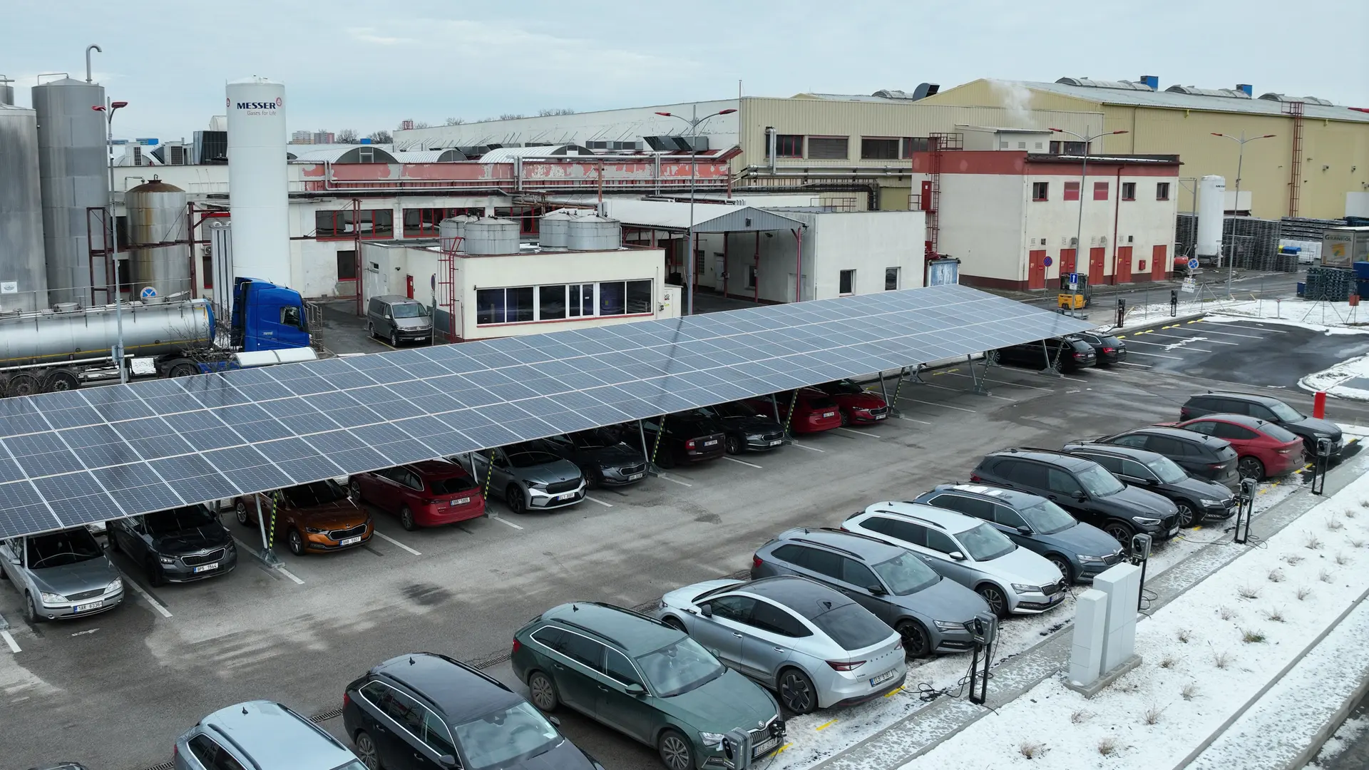 V sídle Coca-Coly vyrostl solární carport od Greenbuddies