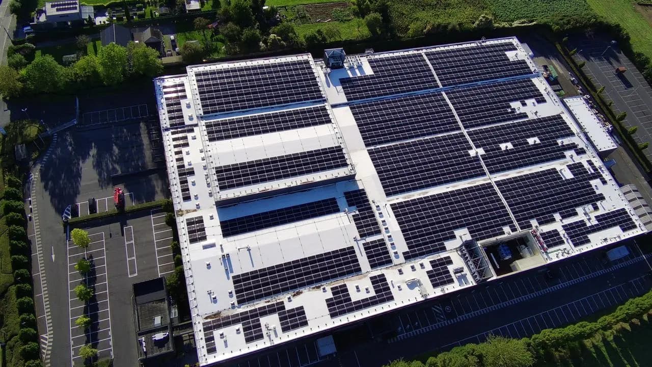 Greenbuddies realizovali střešní FVE v Belgii