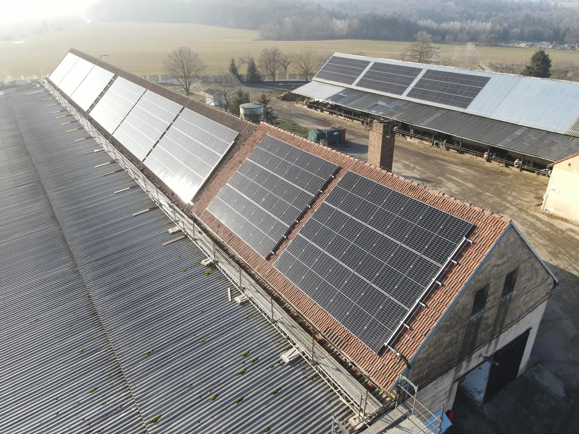 Postavili jsme střešní fotovoltaickou elektrárnu o výkonu 0,25 MWp.