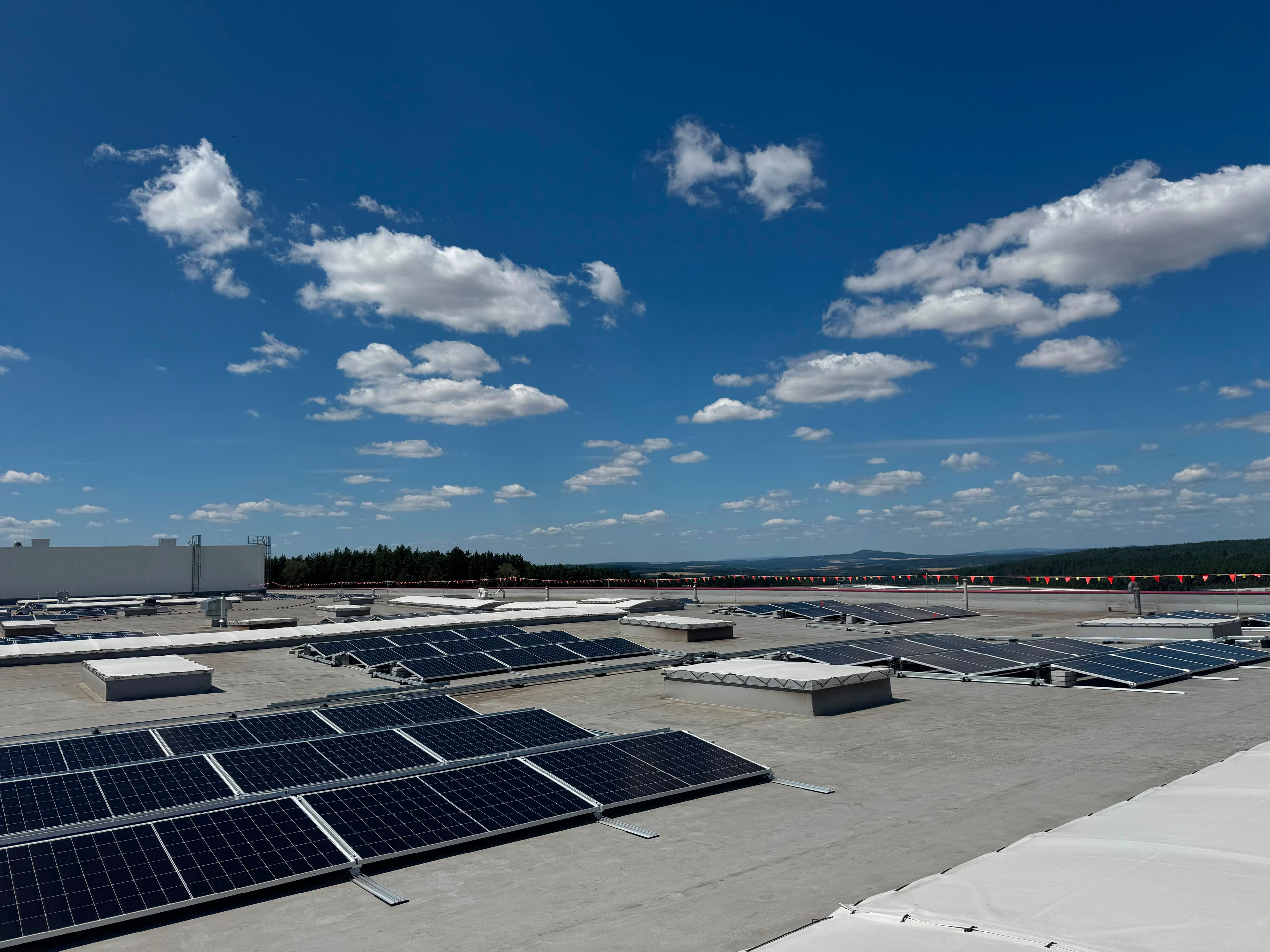 Střešní fotovoltaická elektrárna Greenbuddies na průmyslové hale Accolade u Stříbra