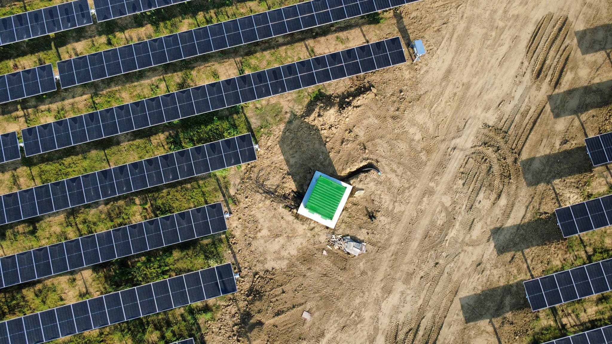 Prvním z nových EPC projektů je pilotní pozemní fotovoltaická elektrárna v lokalitě Mordano o výkonu 5,29 MWp pro společnost Sonne Pur Bau.