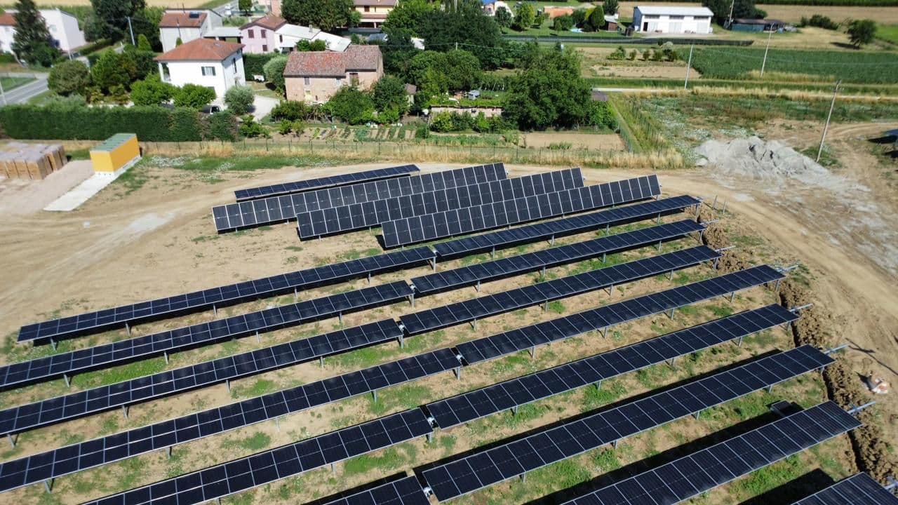 Greenbuddies EPC výstavba solárního parku Modano s trackerovým systémem Zimmermann