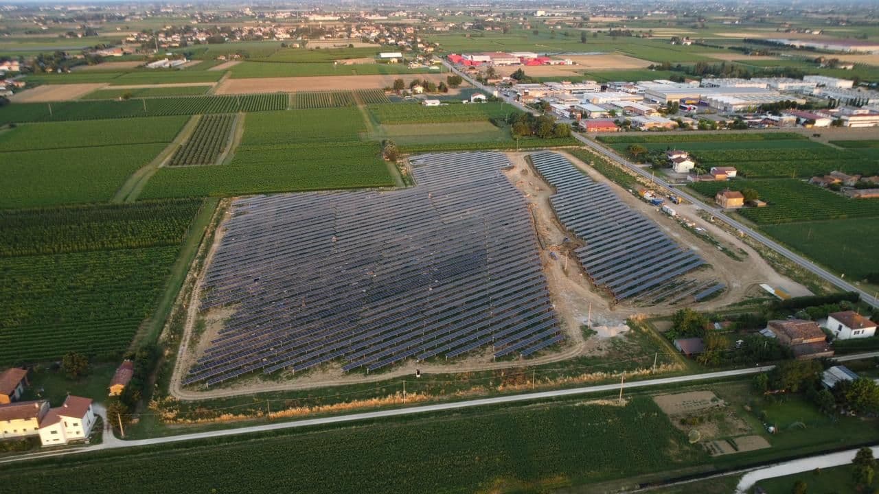 Pozemní fotovoltaická elektrárna Mordano v Itálii dokončená společností GreenBuddies