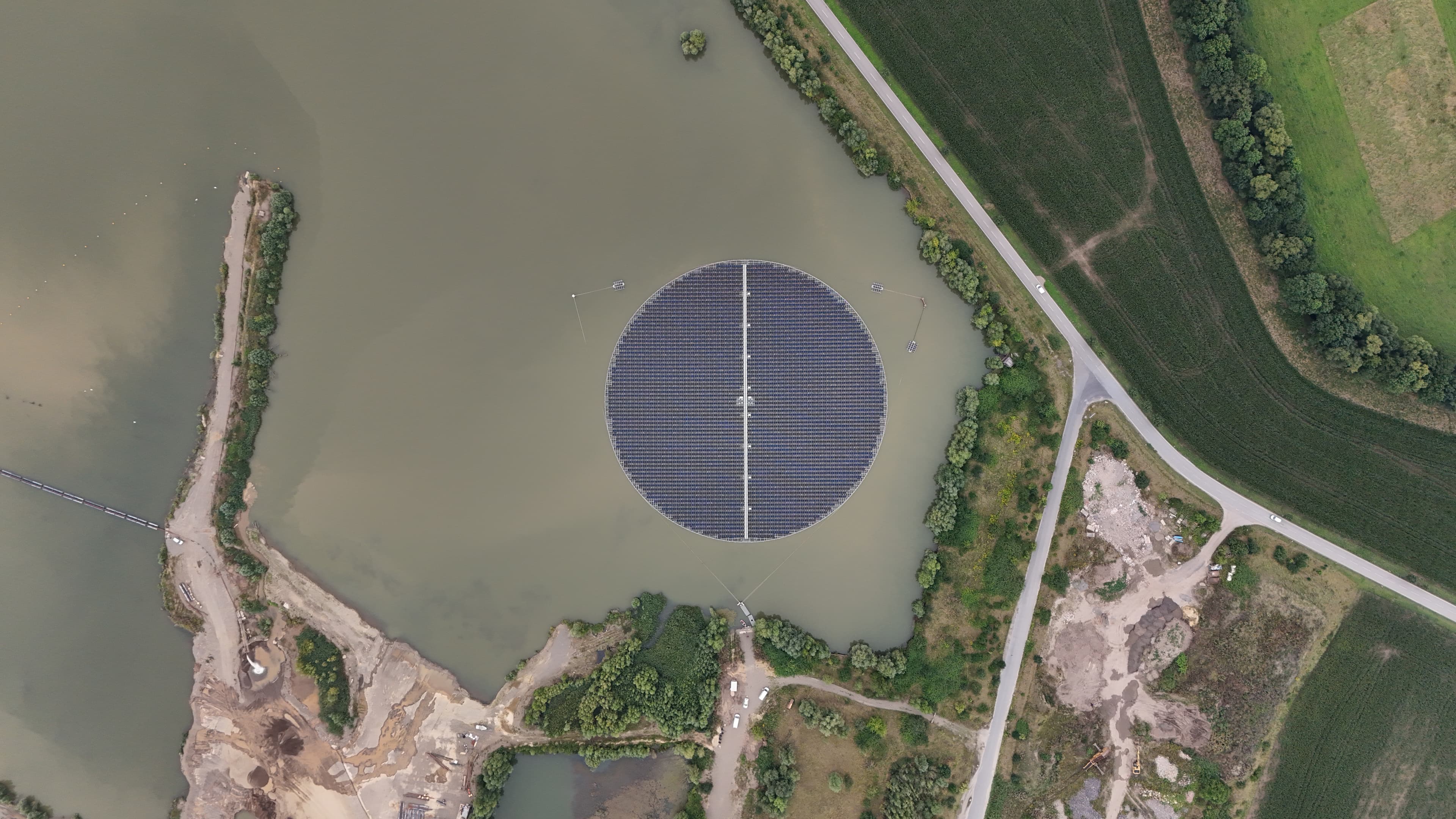 Schwimmende Photovoltaikanlage in Hoym, Deutschland – 1,6 MWp Floating Solar mit Nachführsystemen