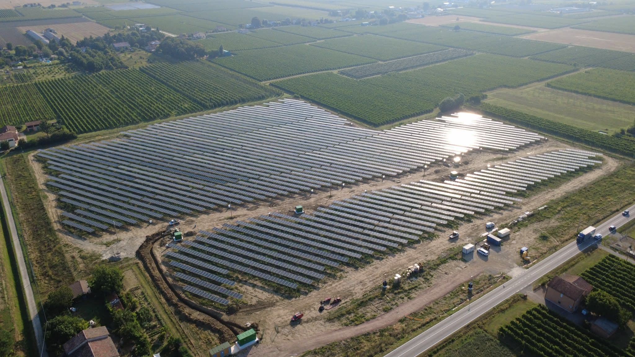 Společnost Greenbuddies výrazně posiluje svou expanzi na italském trhu a zahajuje realizaci dalších významných pozemních fotovoltaických elektráren.