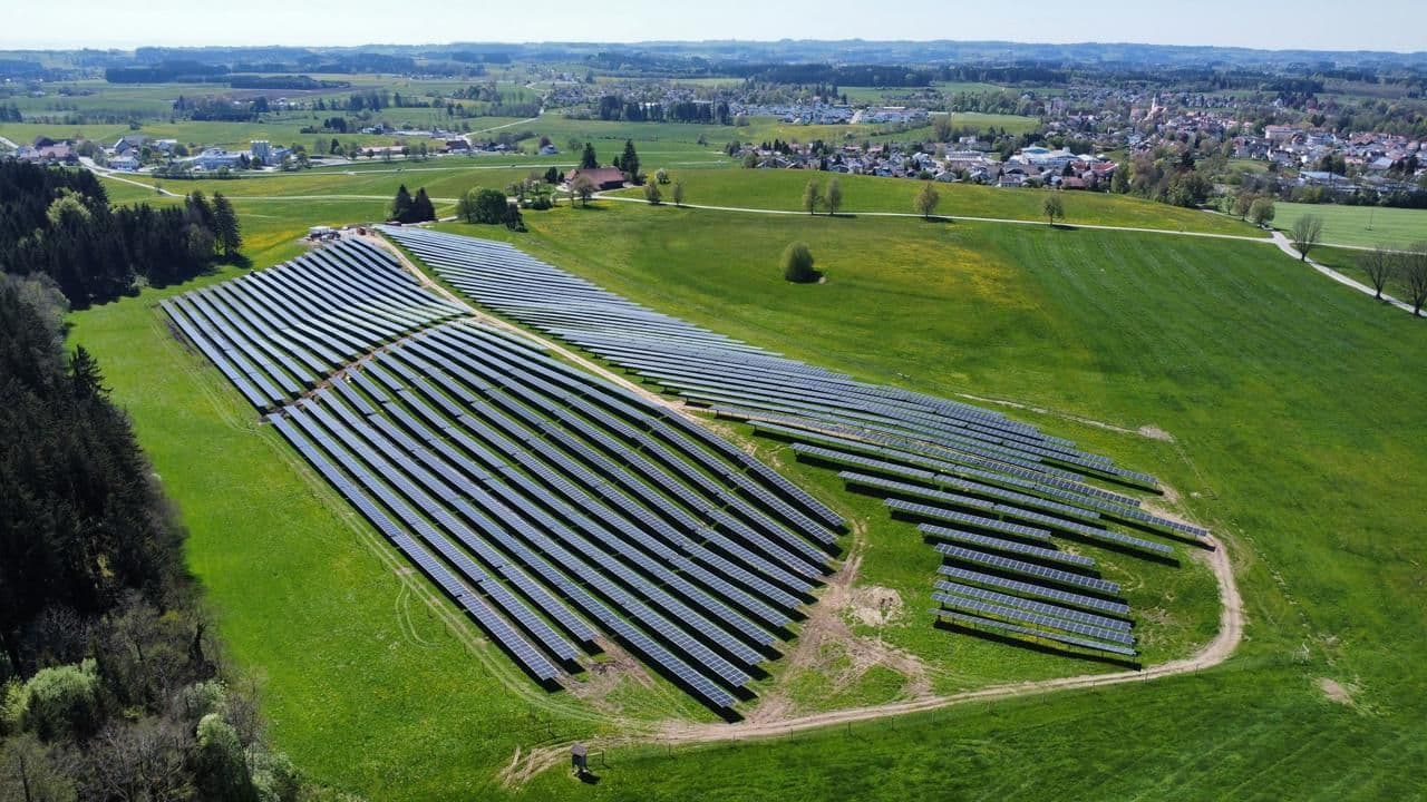 Greenbuddies postavili pozemní FVE s trackery s výkonem 48 MWp v Německu