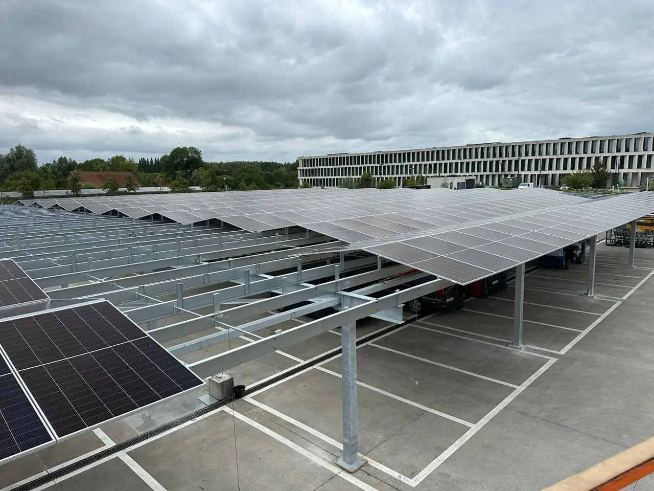 Postavili jsme Carport o velikosti 1.02 MWp v belgickém Kortrijk.
