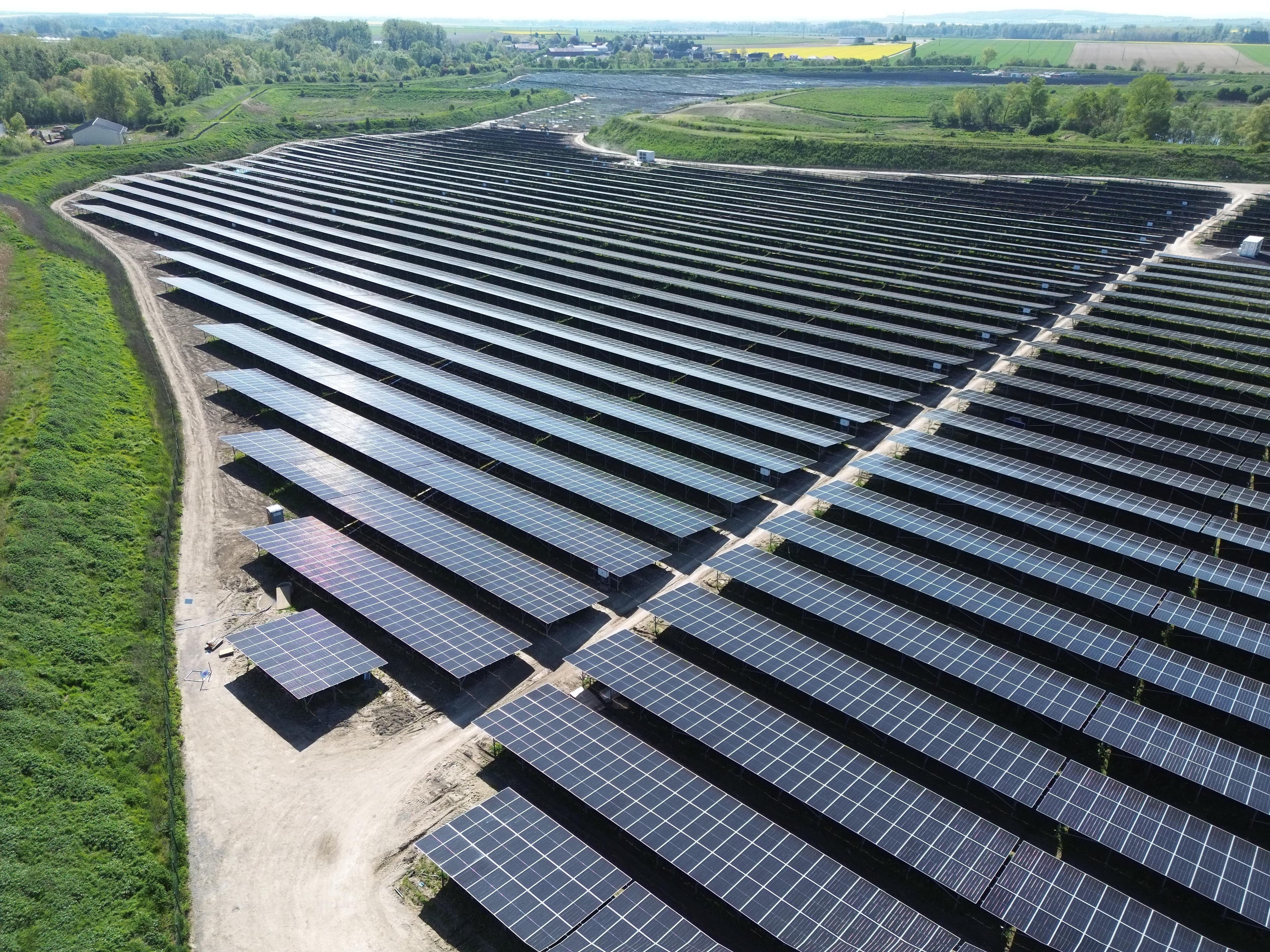 Pozemní fotovoltaická elektrárna Variscourt realizovaná GreenBuddies ve Francii